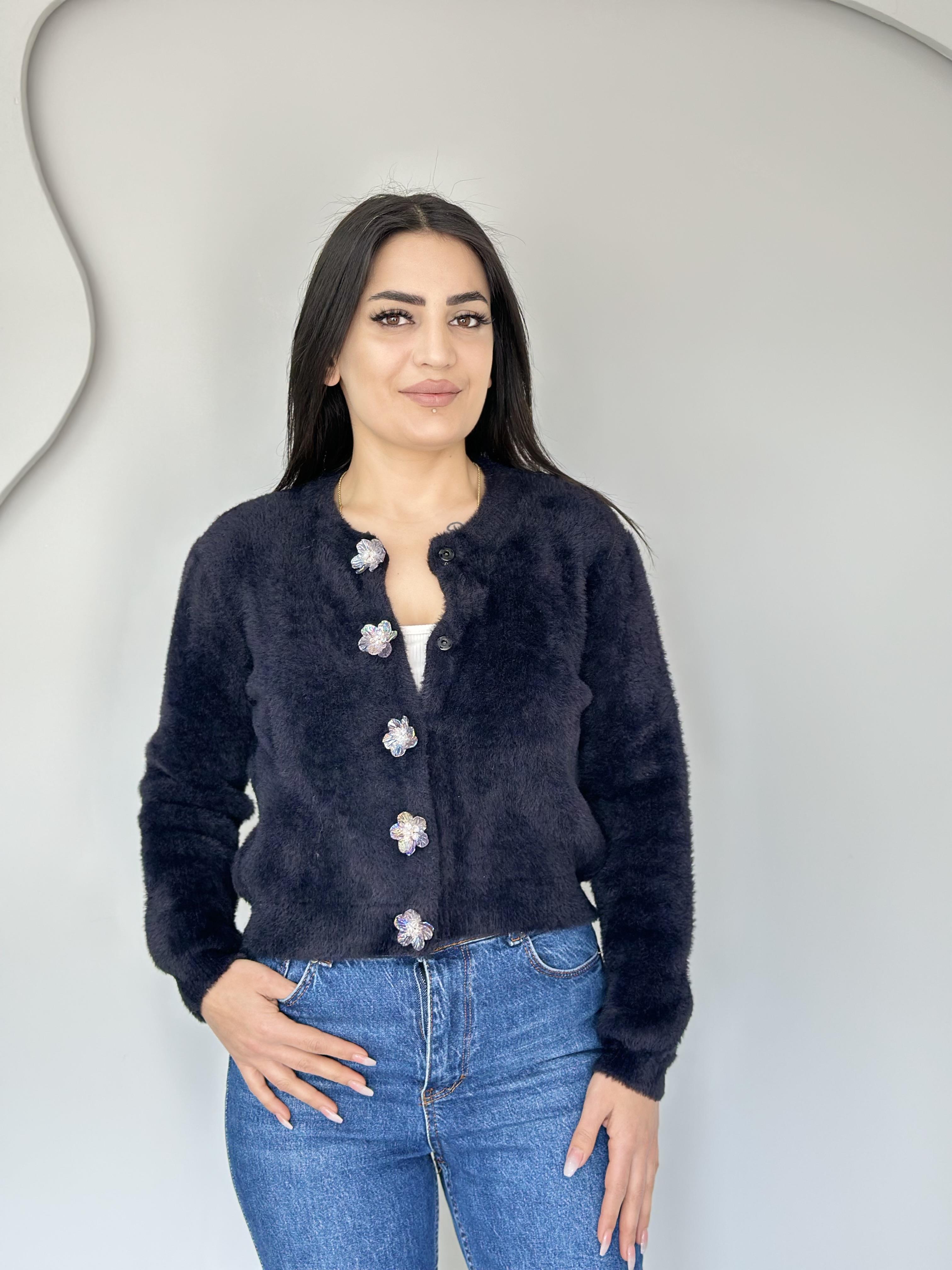 Aura Siyah Çiçek Düğmeli Yumoş Hırka C2323