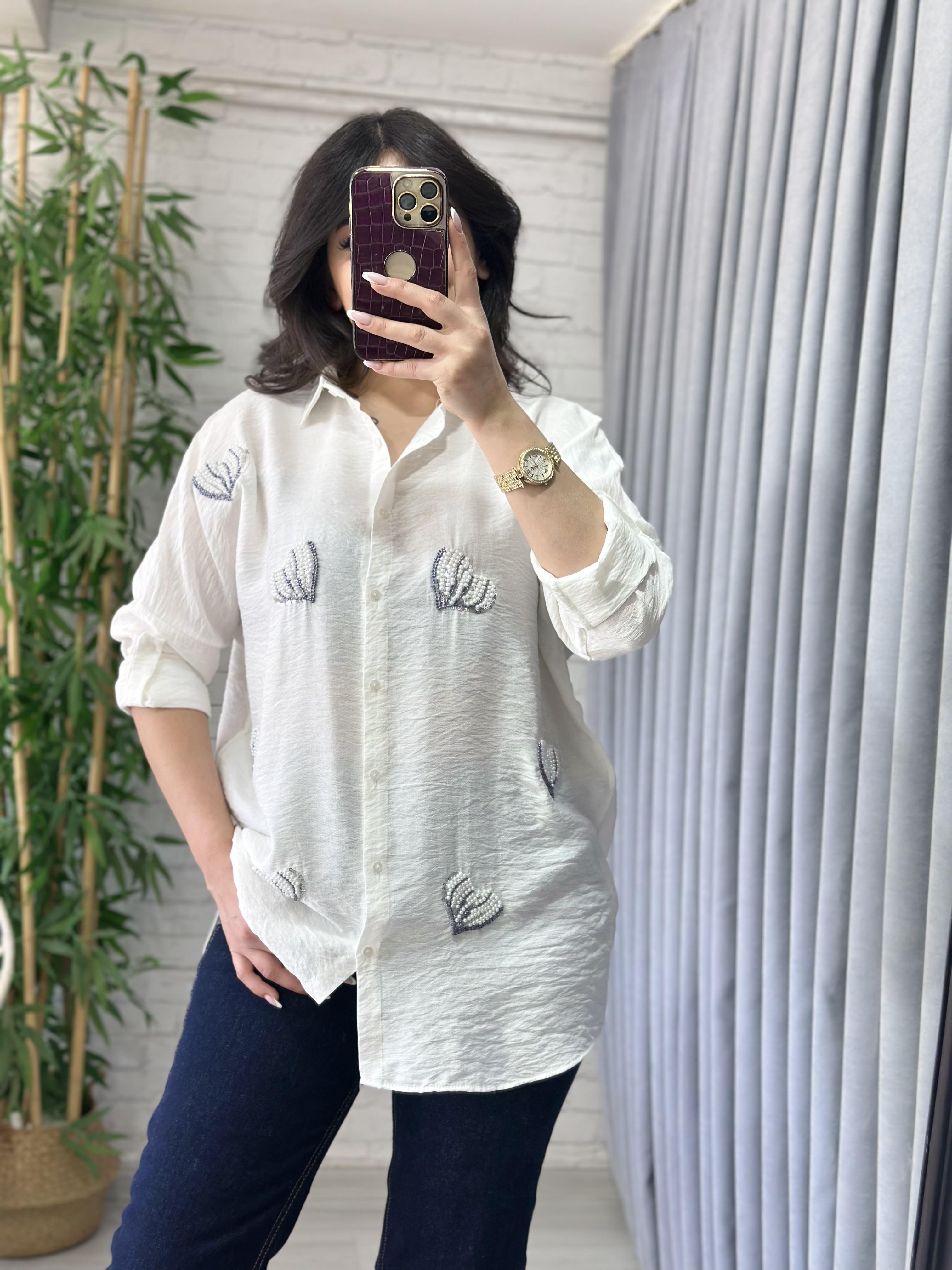 Beyaz Kalp Boncuk İşlemeli Oversize Gömlek