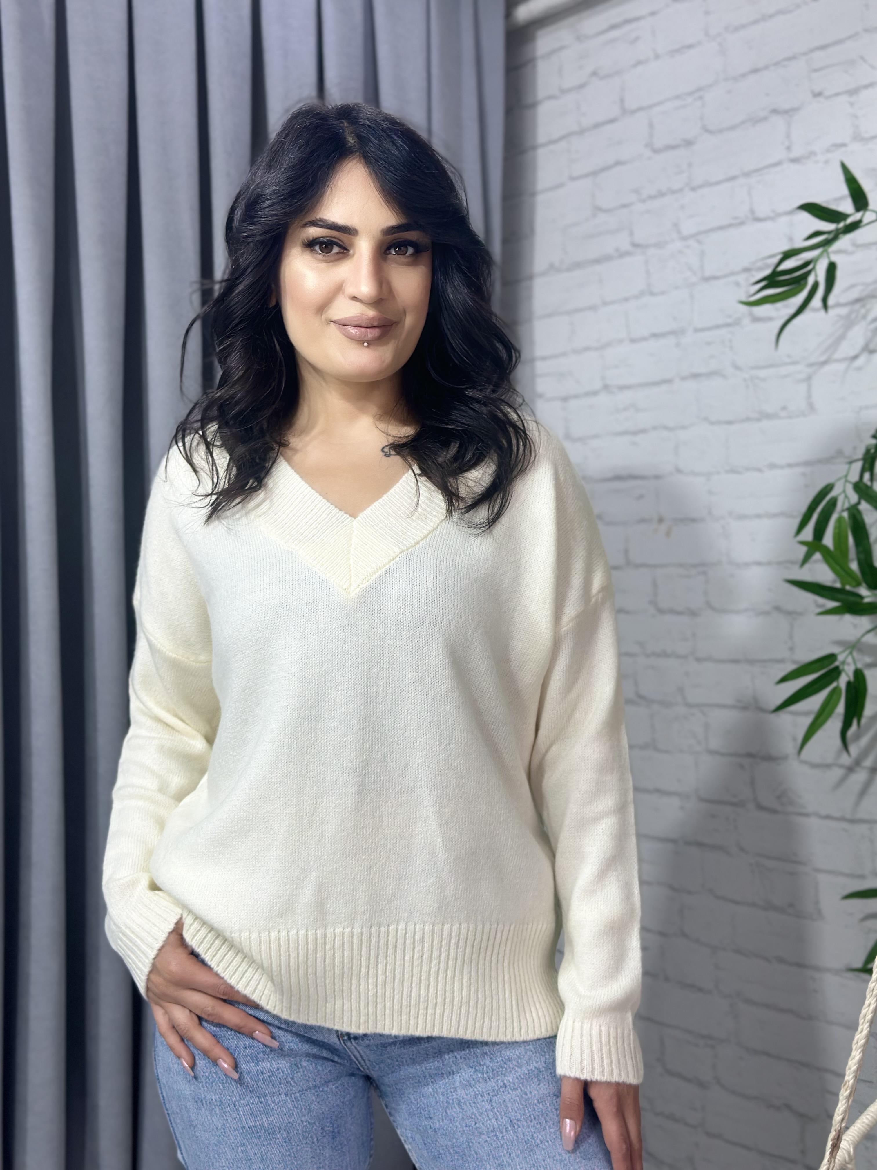 Beyaz V Yaka Triko Kazak 