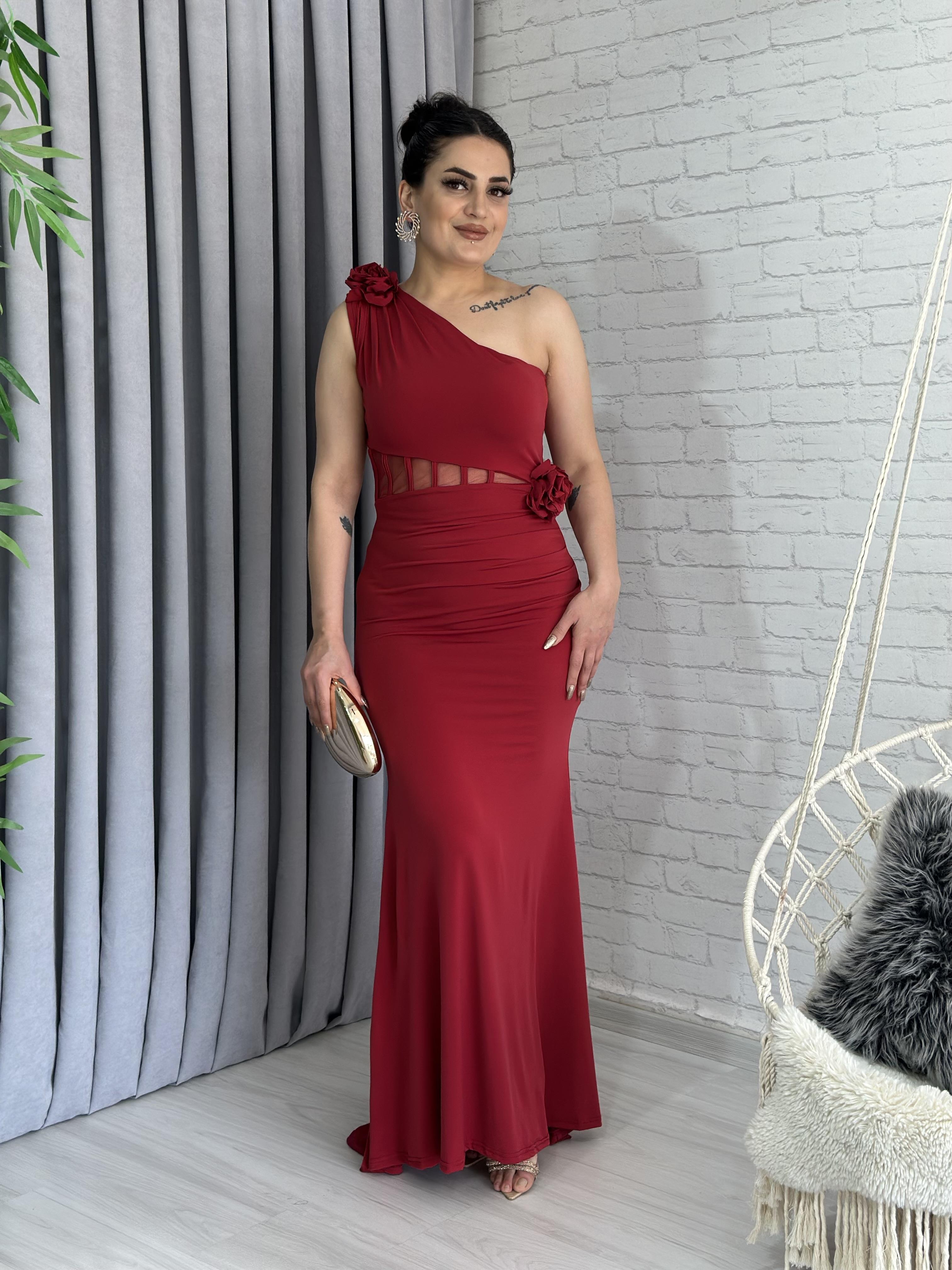 Bordo Tek omuz Gül Detaylı Transparan Detay Astarlı Sandy Kumaş Abiye Elbise A444