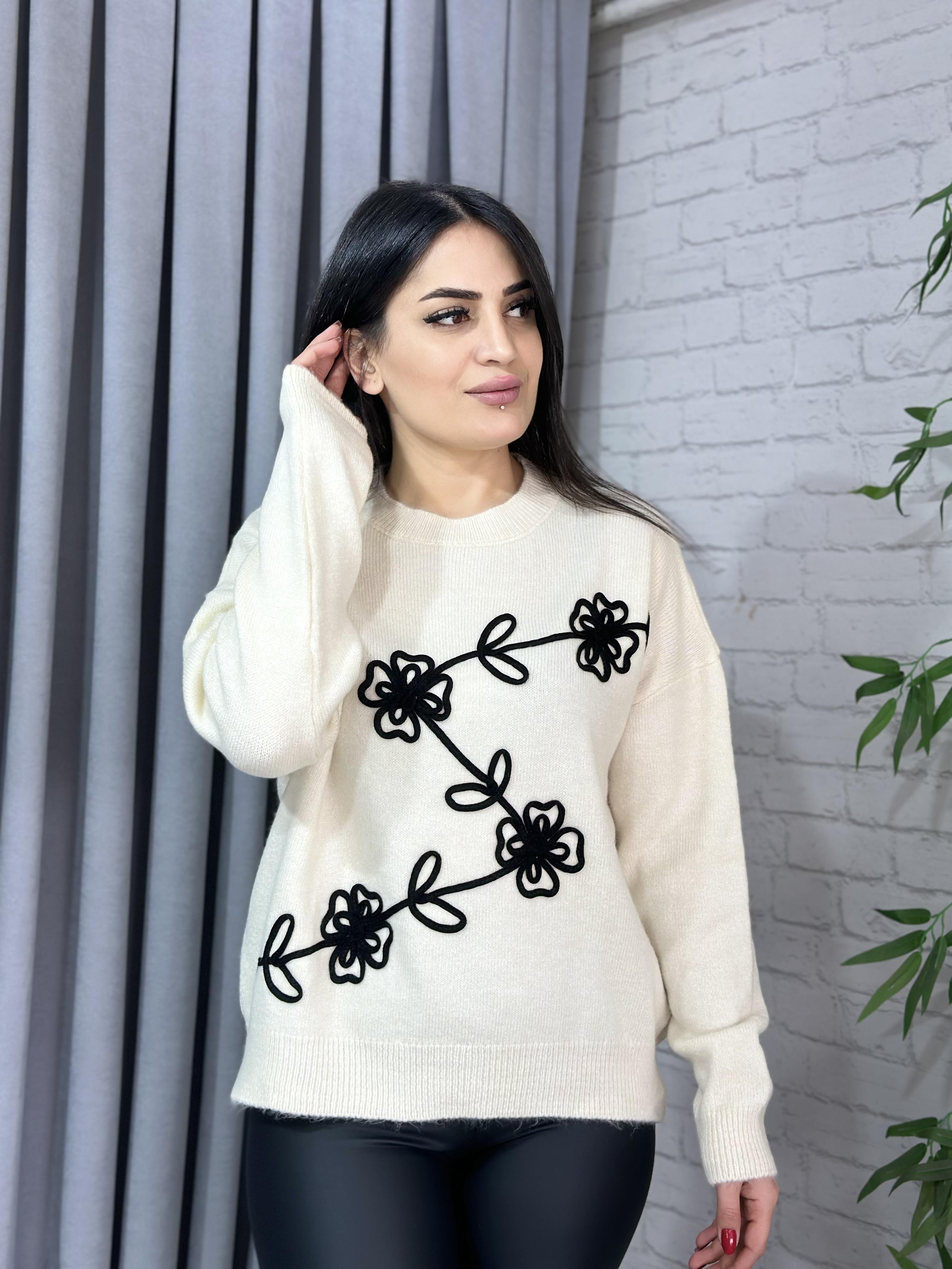 Ekru Bisiklet Yaka Önü Nakışlı Triko Kazak