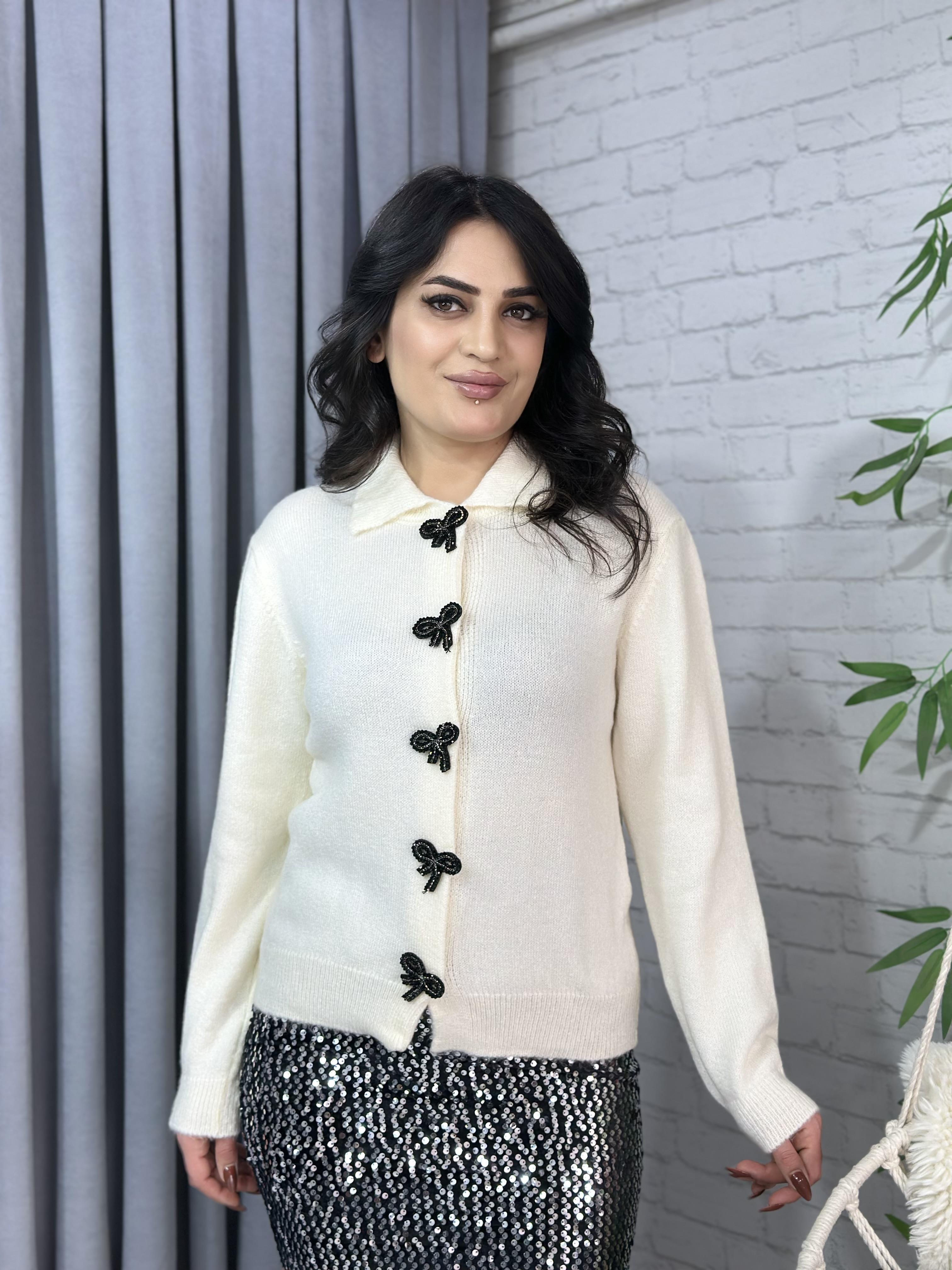 Ekru Polo Yaka Fiyonklu Taşlı Çıtçıt Düğmeli Hırka A024