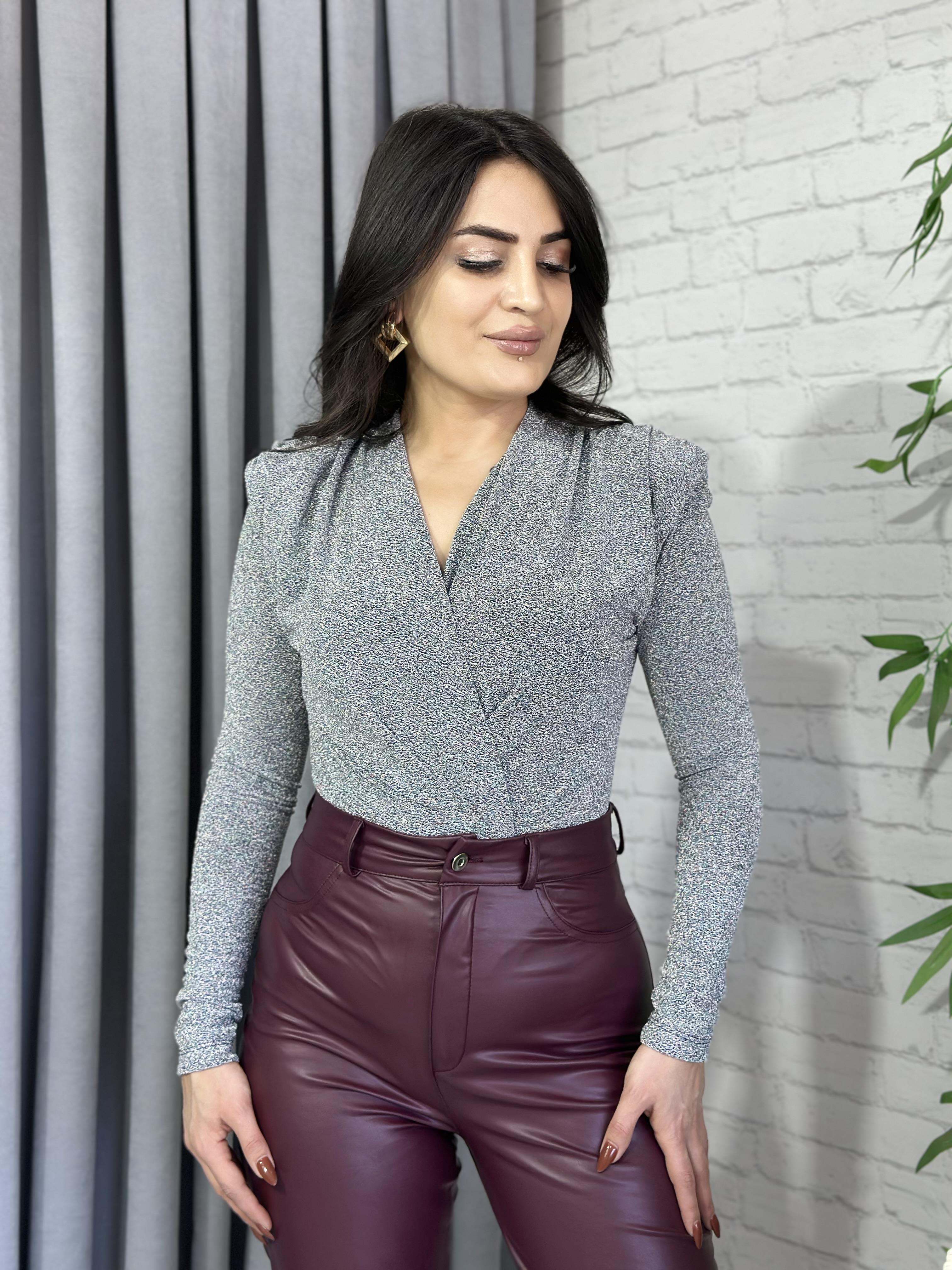 Gümüş Kruvaze Yaka Vatkalı Simli Bluz