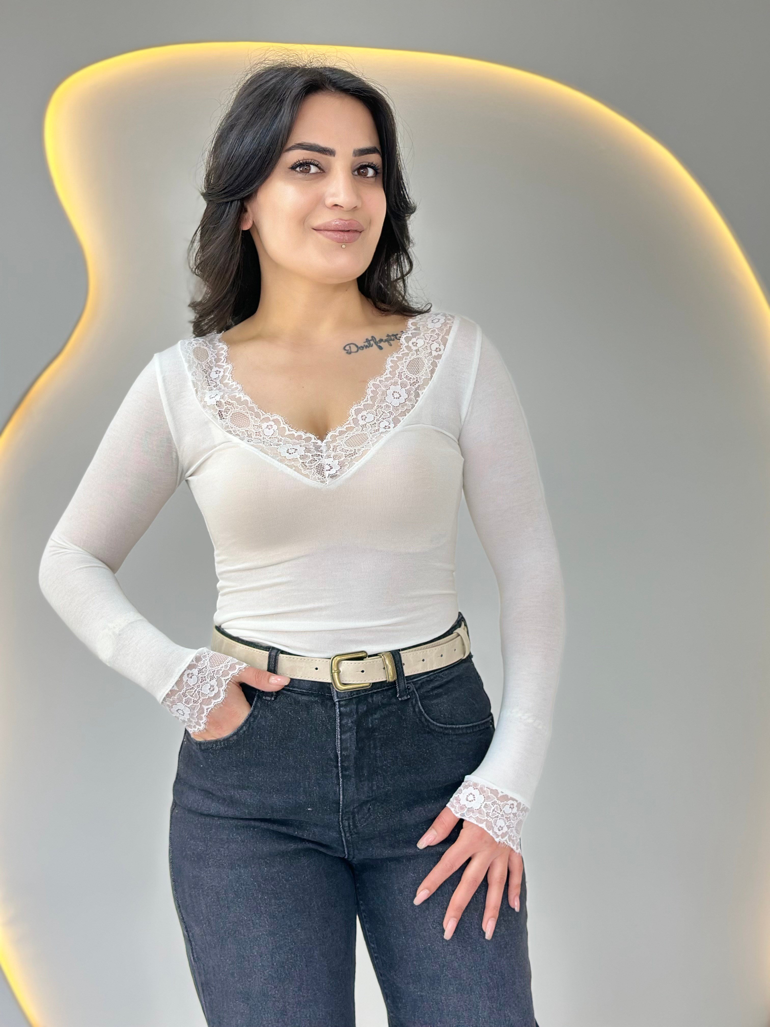 İlda Beyaz Dantel Detaylı Kaşmir Bluz 