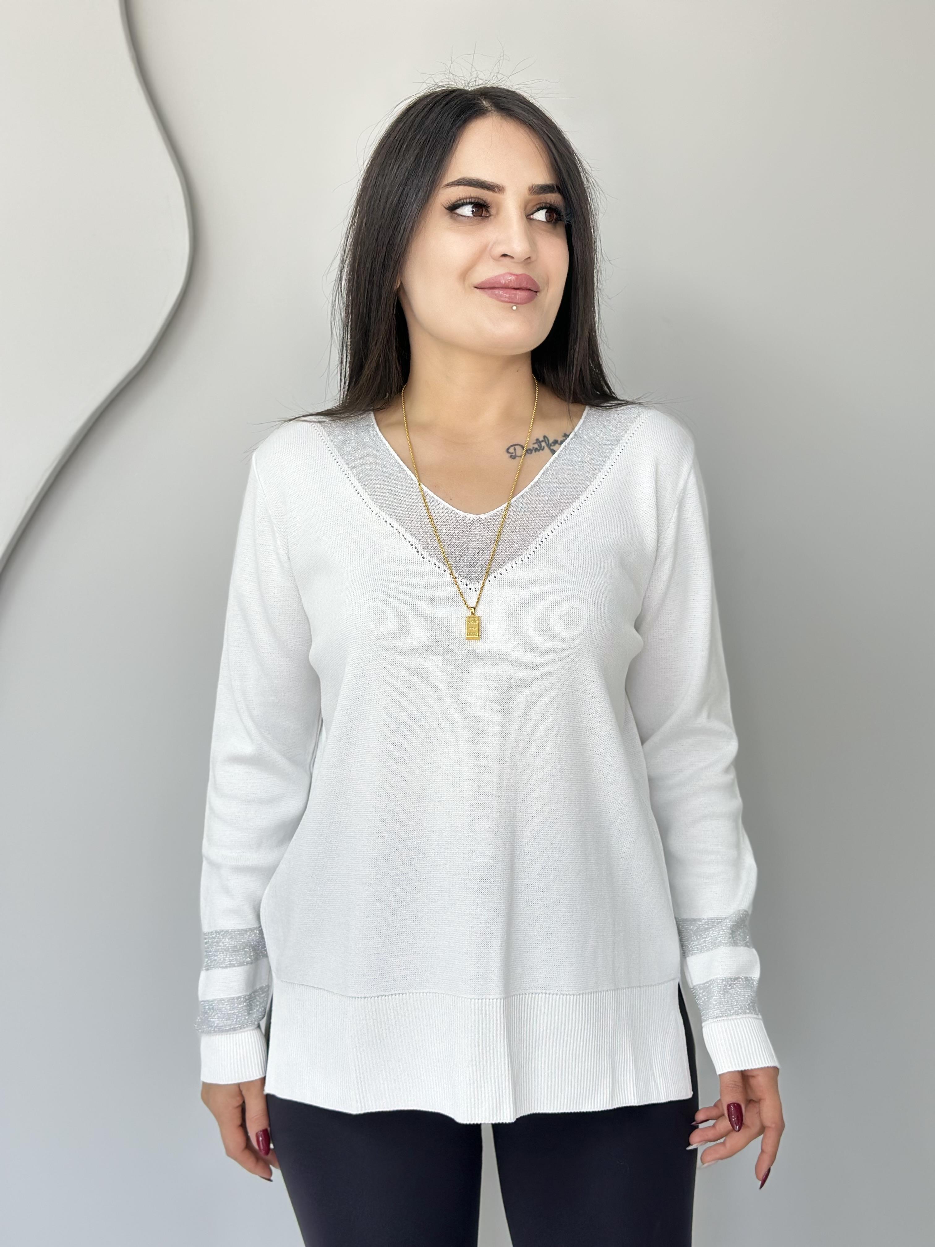 Kora Beyaz V Yaka Yakası Ve Kolu Gri Simli Likralı Yandan Yırtmaçlı Triko Bluz A068