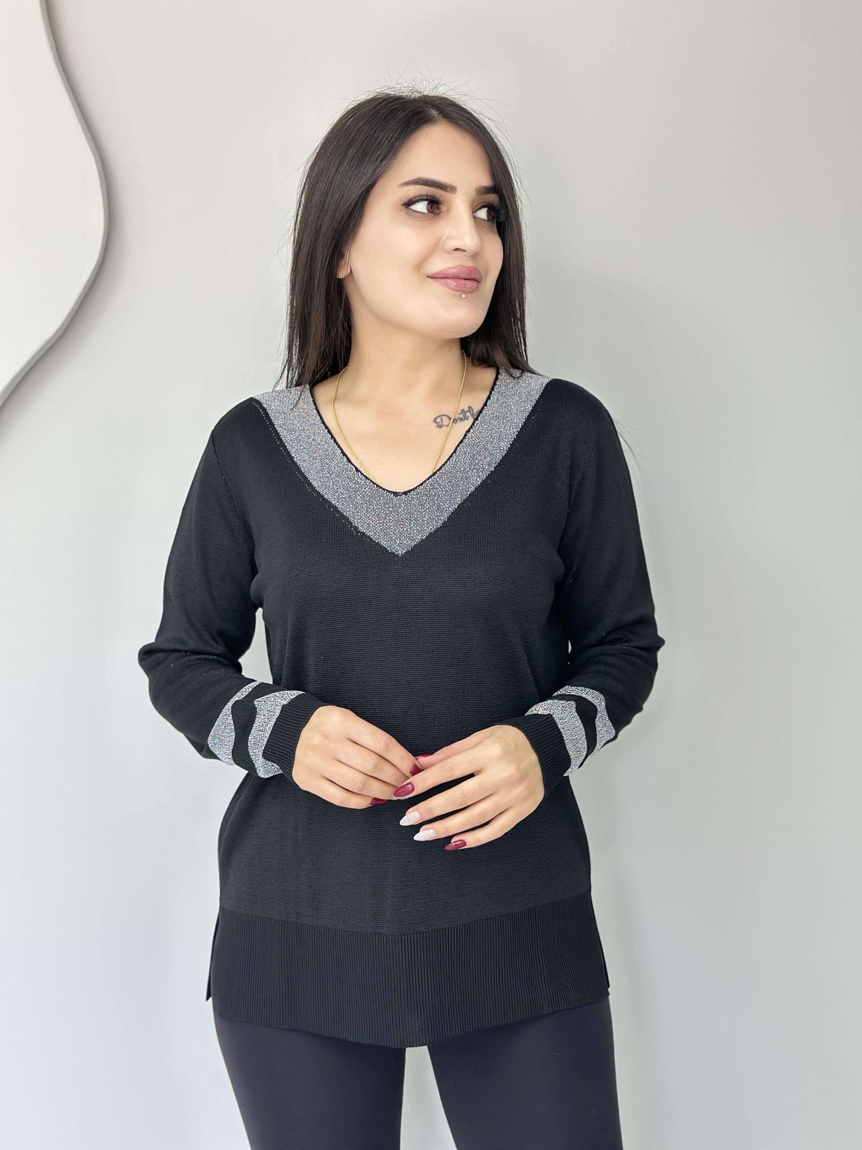 Kora Siyah V Yaka Yakası Ve Kolu Gri Simli Likralı Yandan Yırtmaçlı Triko Bluz  A076