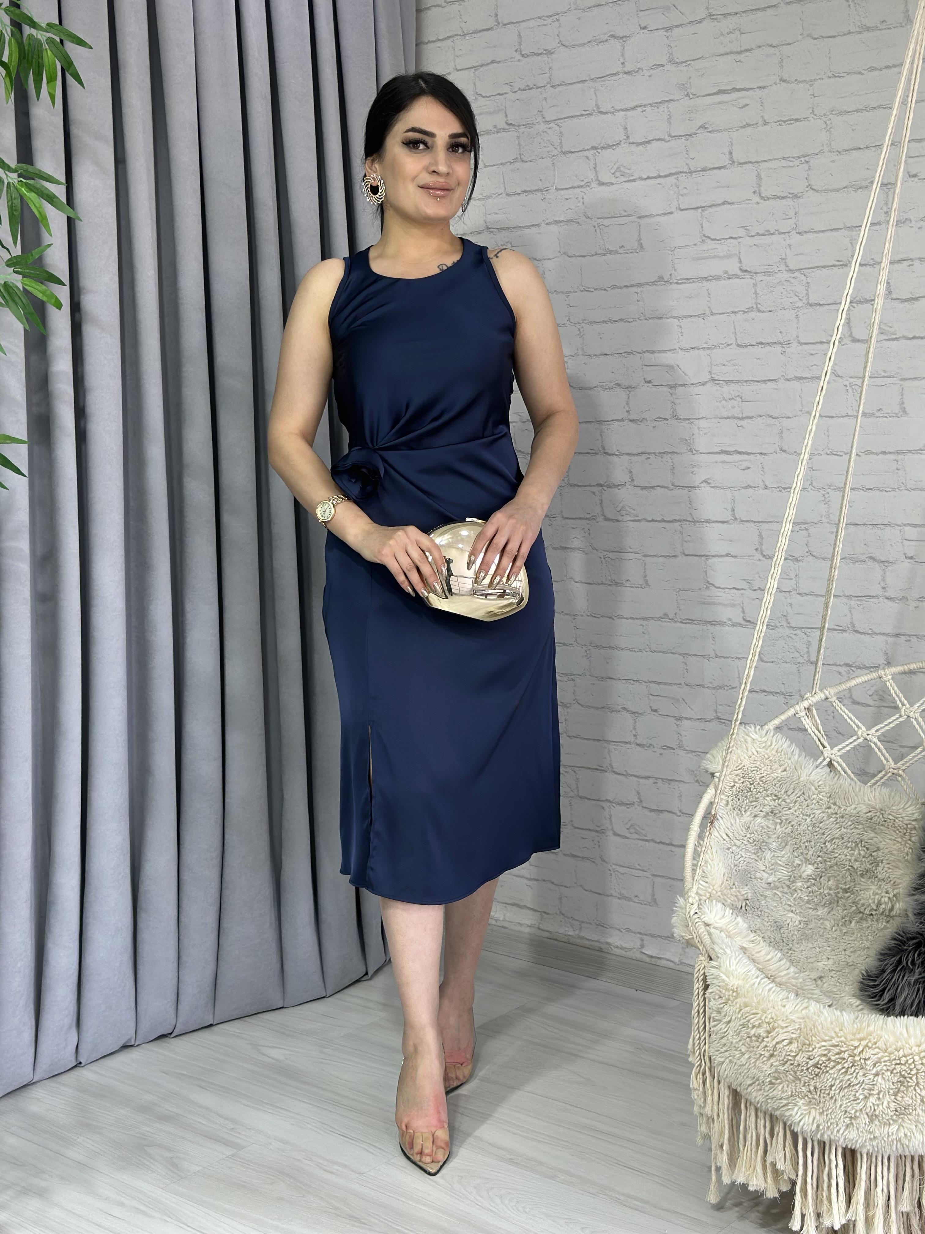 Lacivert Bisiklet Yaka Gül Broş Detaylı Yırtmaçlı Saten Elbise A093