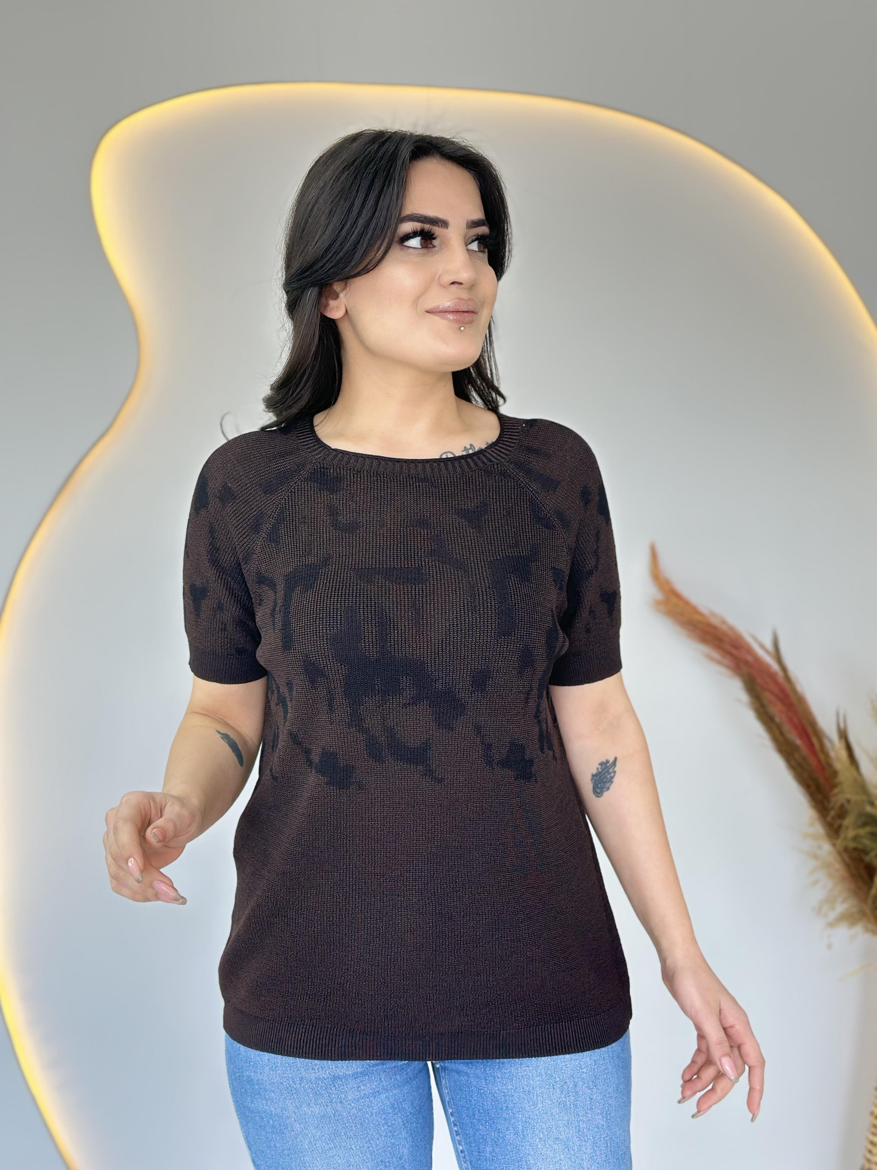 Lili Kahve  Jakarlı Desenli Kisa Kollu Bluz D042