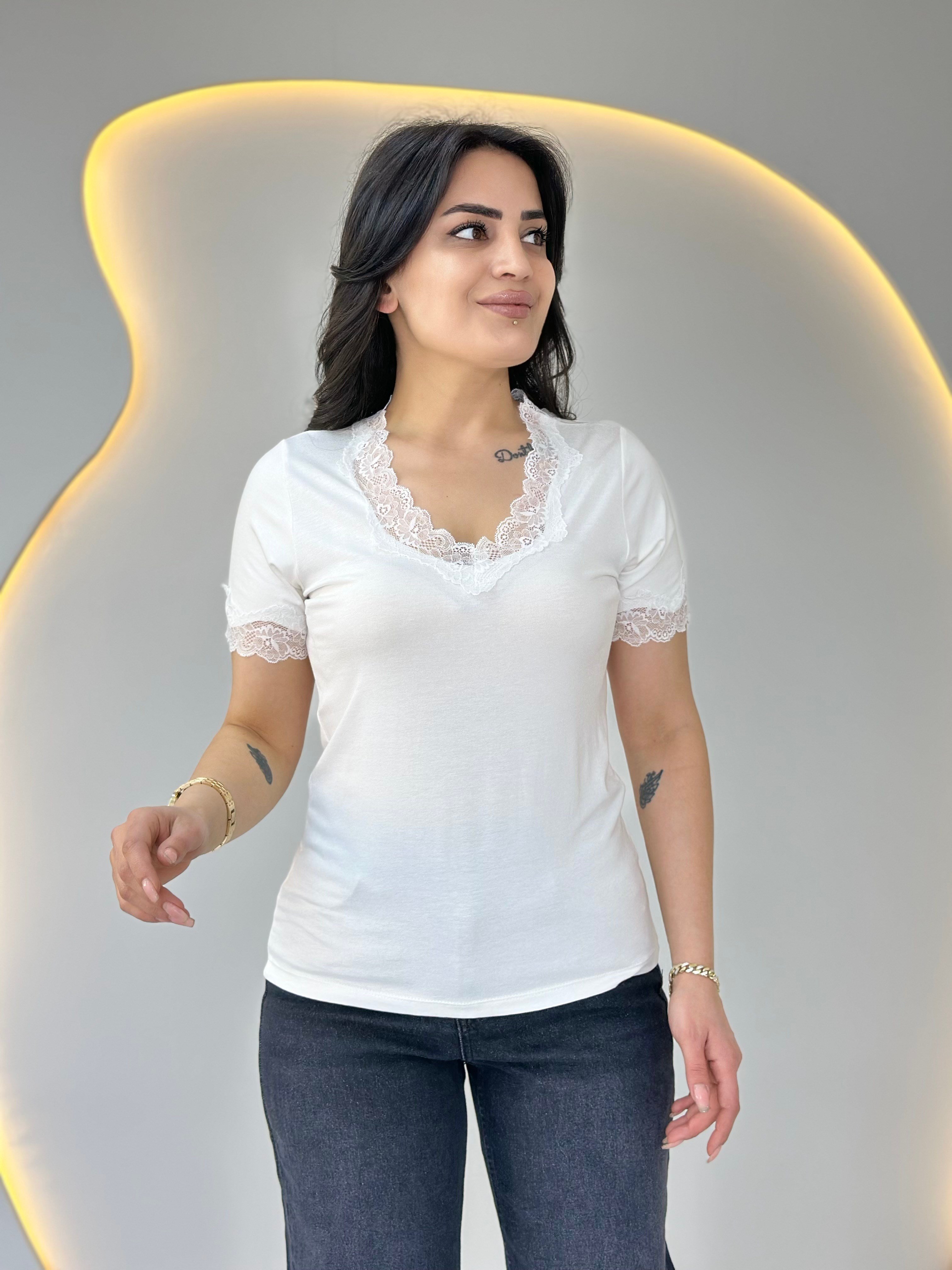 Pade Beyaz Dantel İşlemeli Viskon Bluz D067