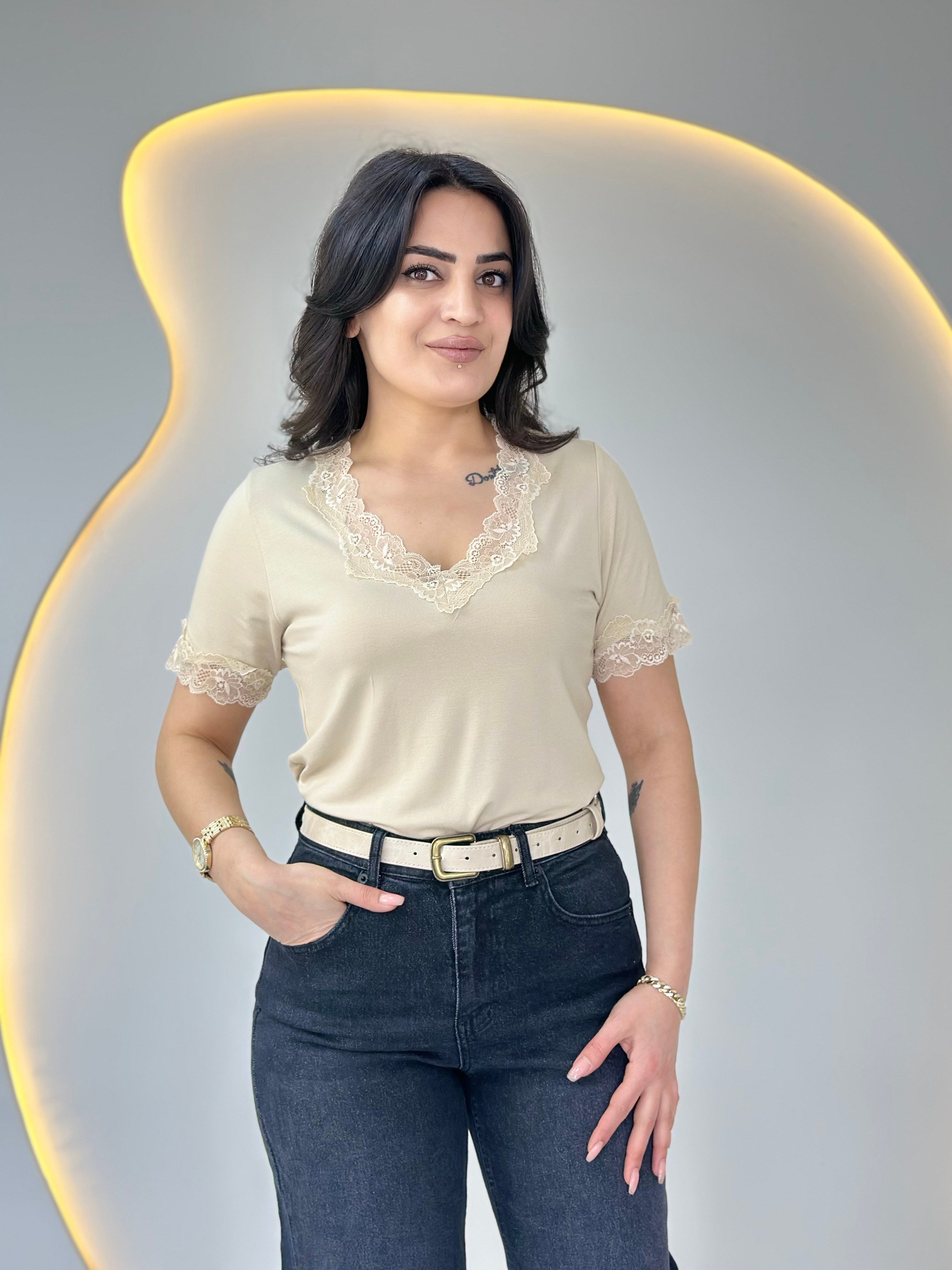 Pade Krem Dantel İşlemeli Viskon Bluz D067