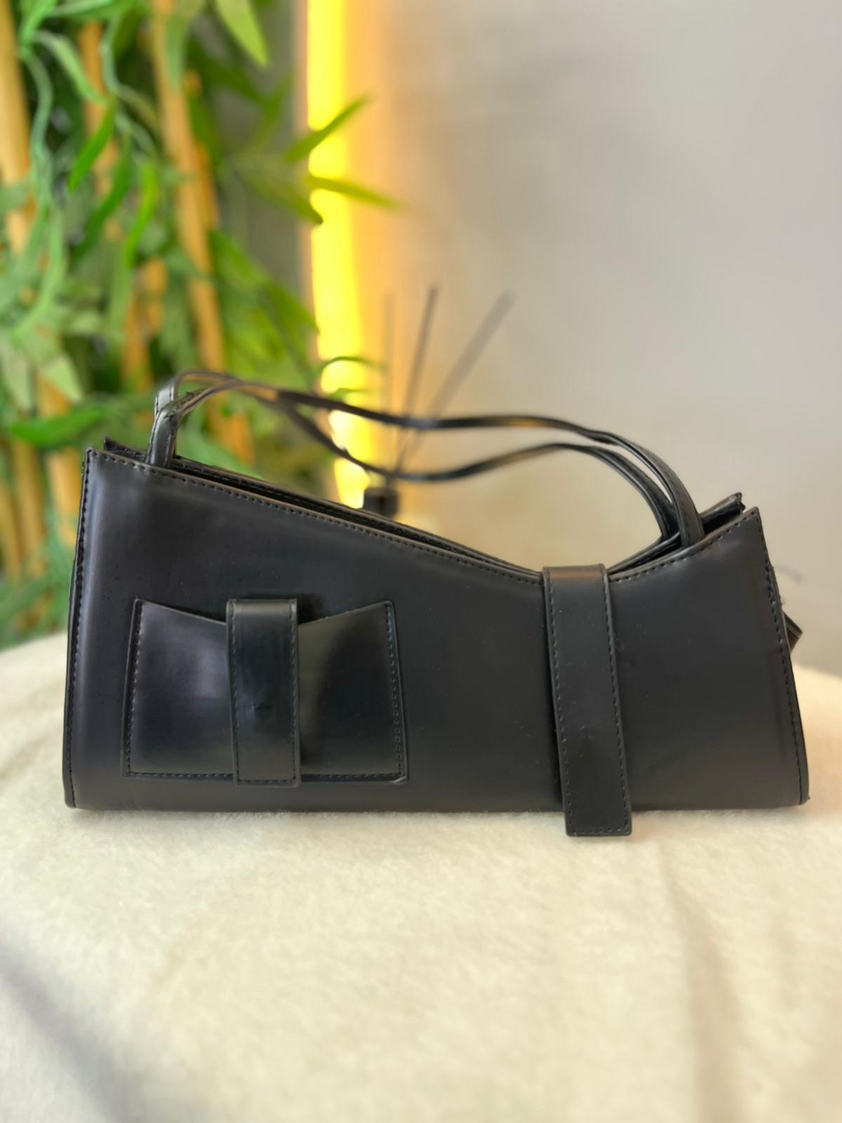 Siyah Askılı Asimetrik Çanta A4152