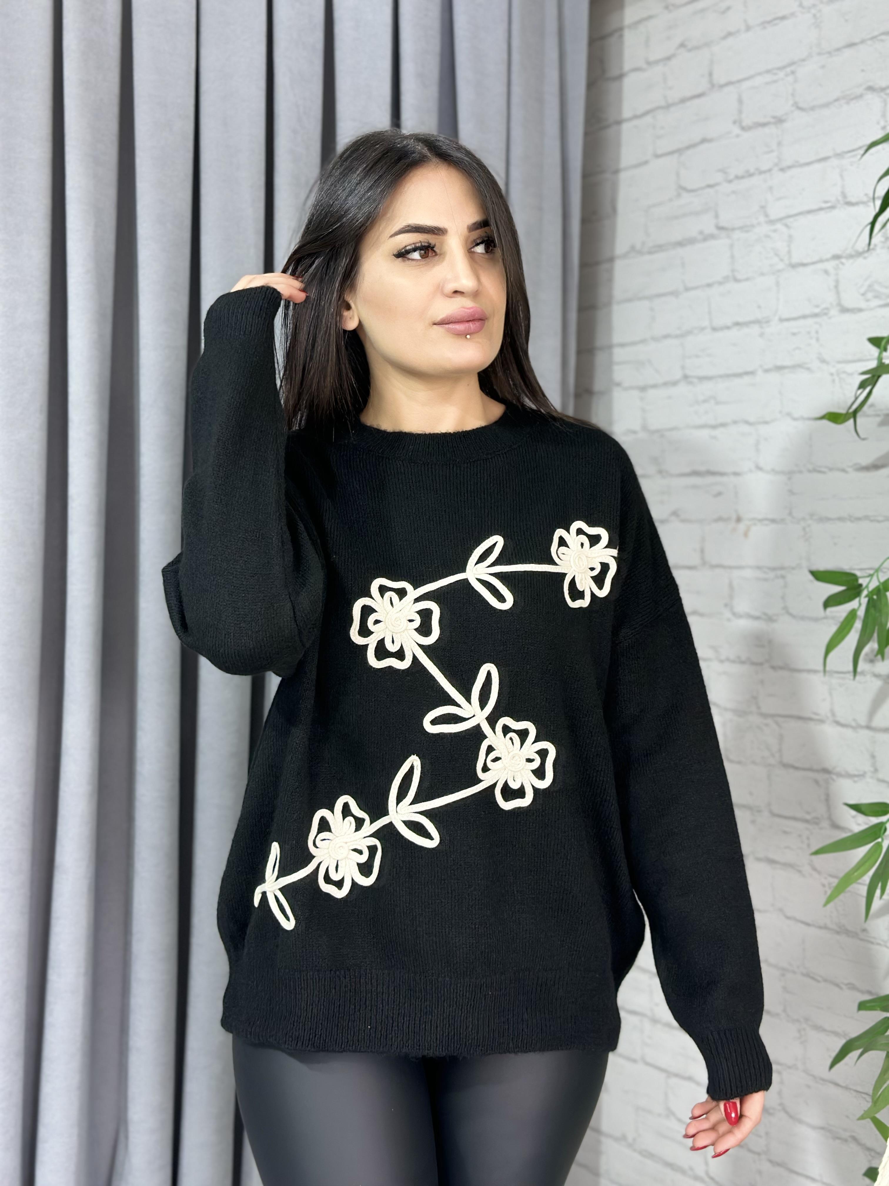 Siyah Bisiklet Yaka Önü Nakışlı Triko Kazak 