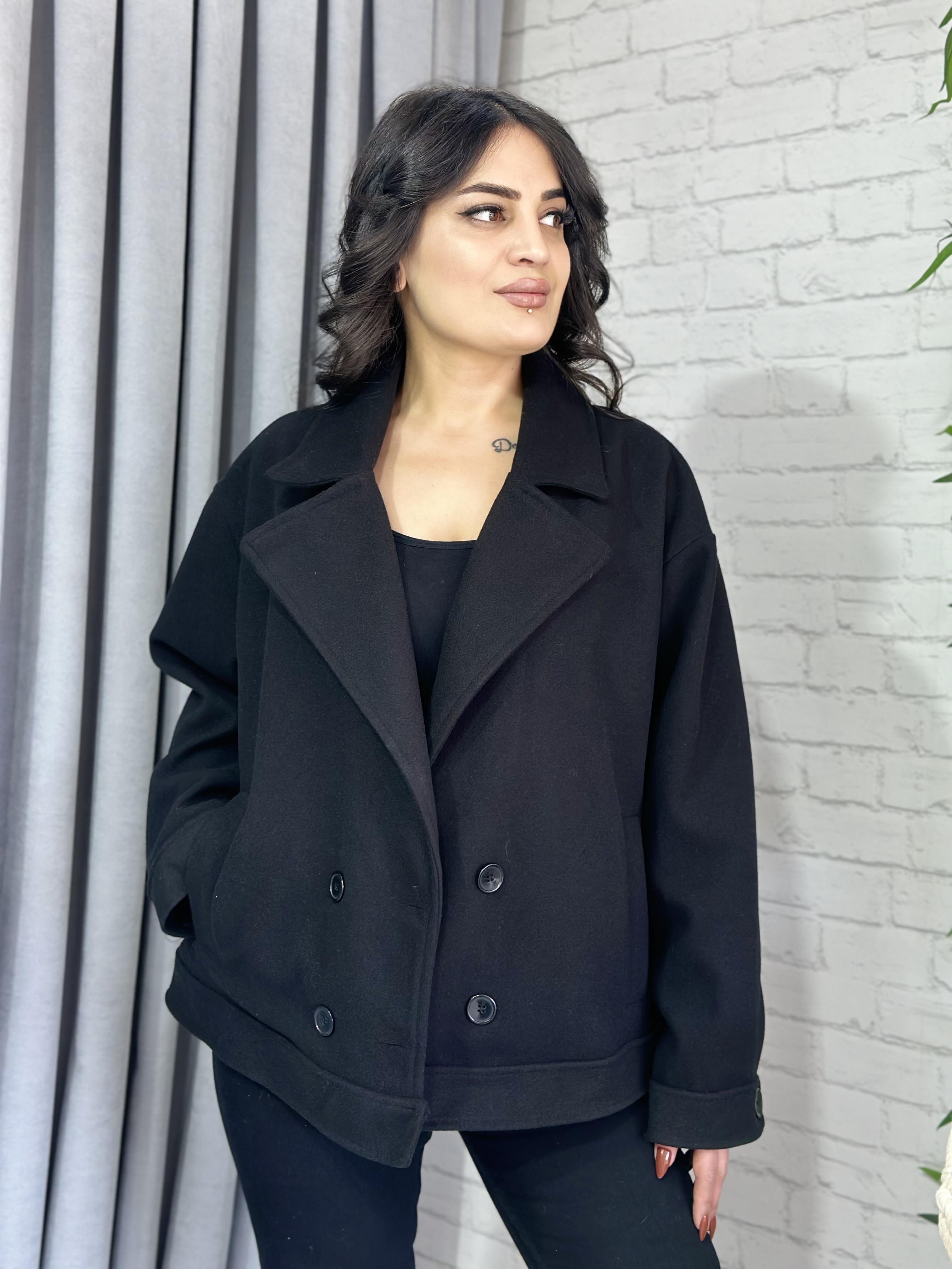 Siyah Düğmeli Astarlı Kaşe Kısa Kaban 