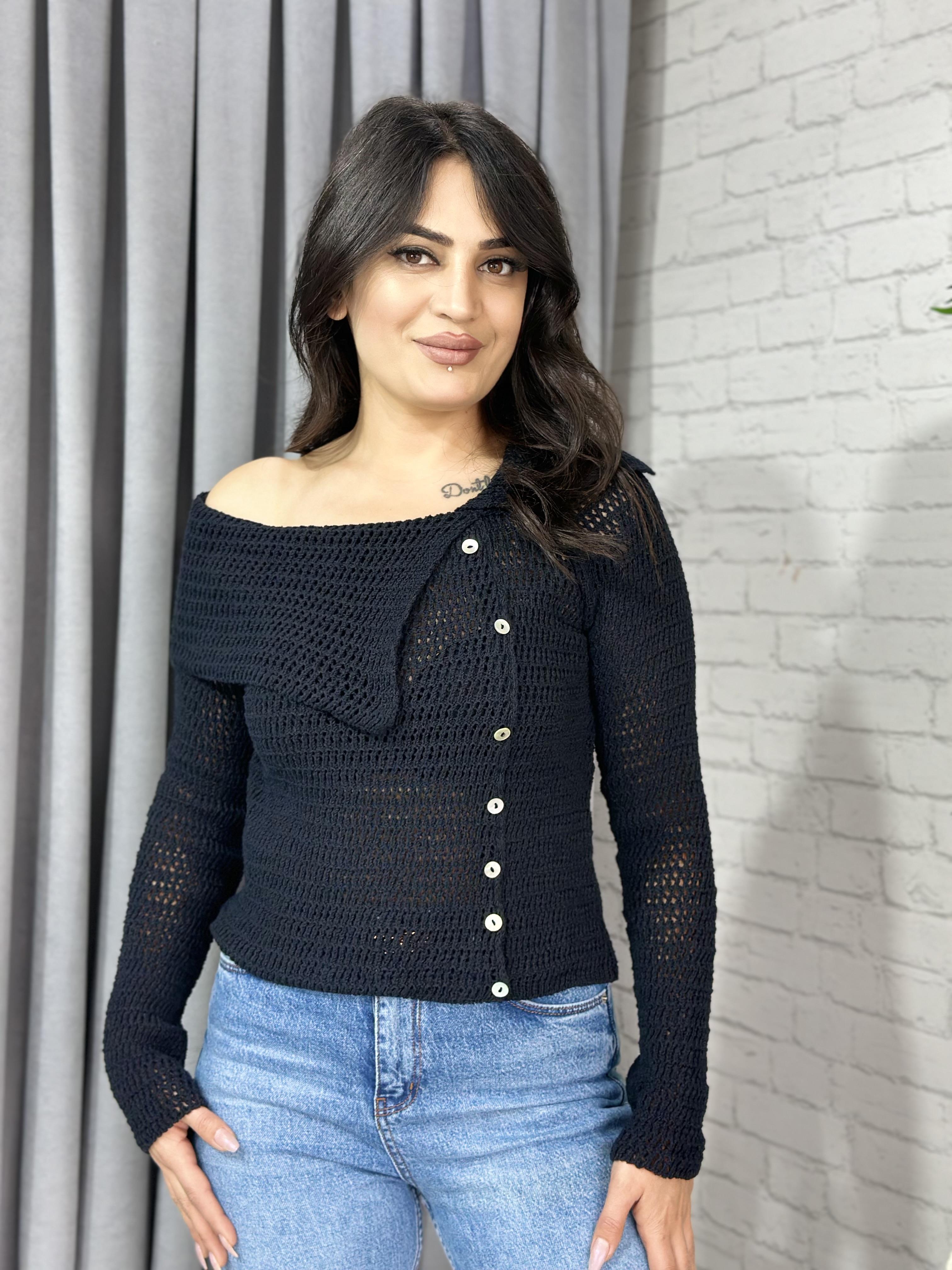 Siyah Madonna Yaka Düğme Detaylı  Triko Kazak 