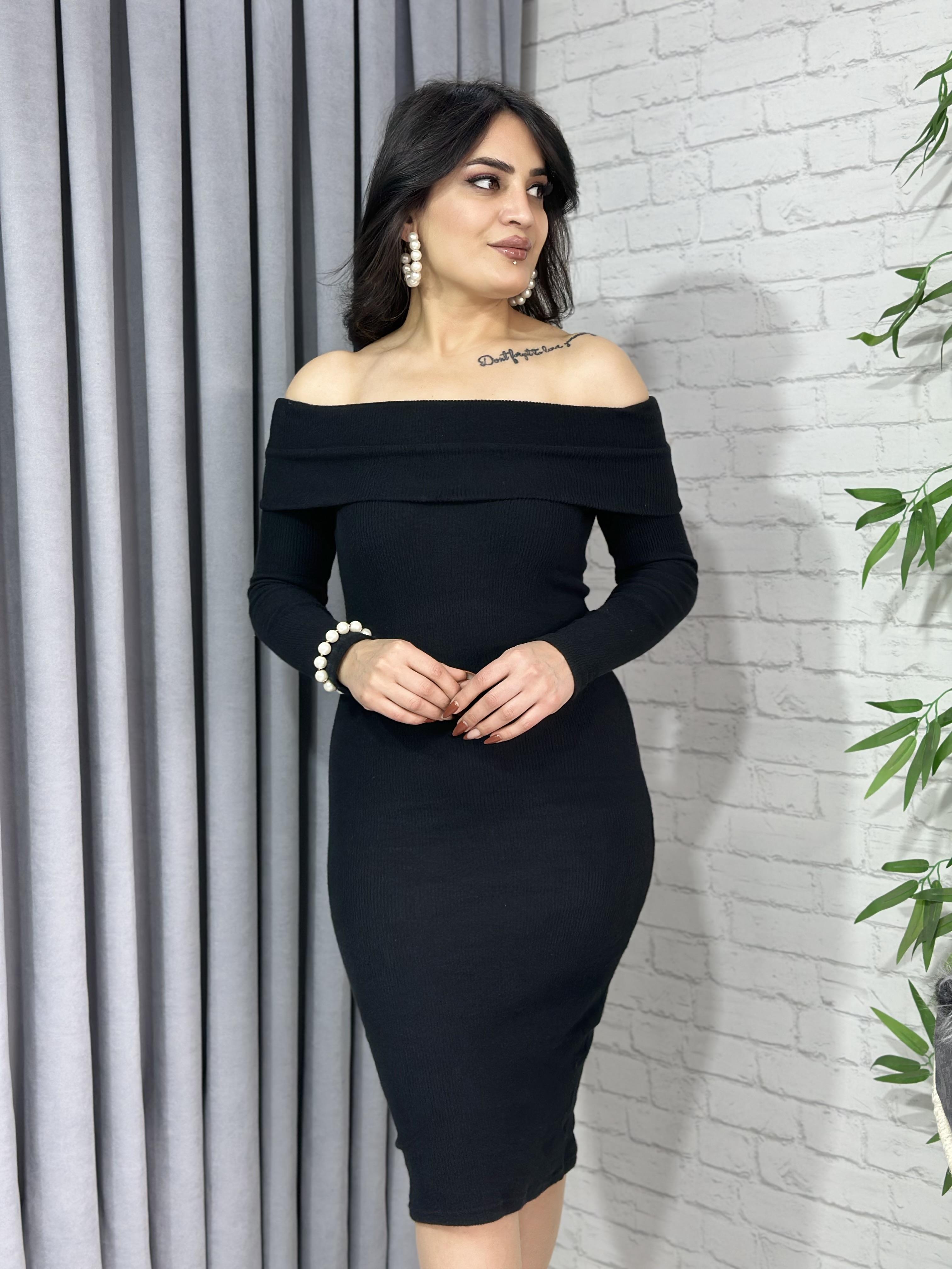 Siyah Madonna Yaka Triko Elbise 