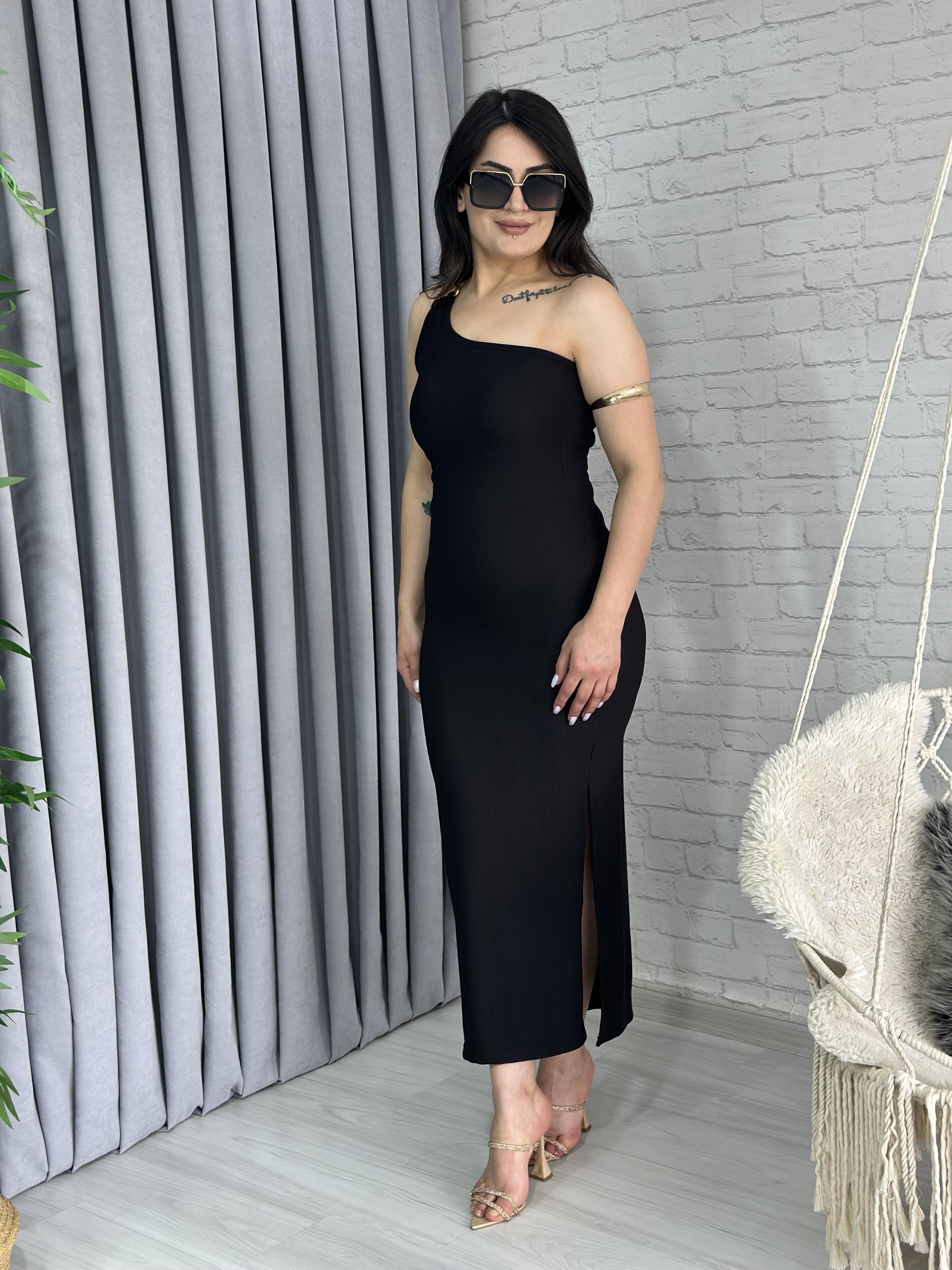 Siyah Tek Omuz Dekolte Ottoman Kumaş Yandan Yırtmaçlı Broş Elbise  A029