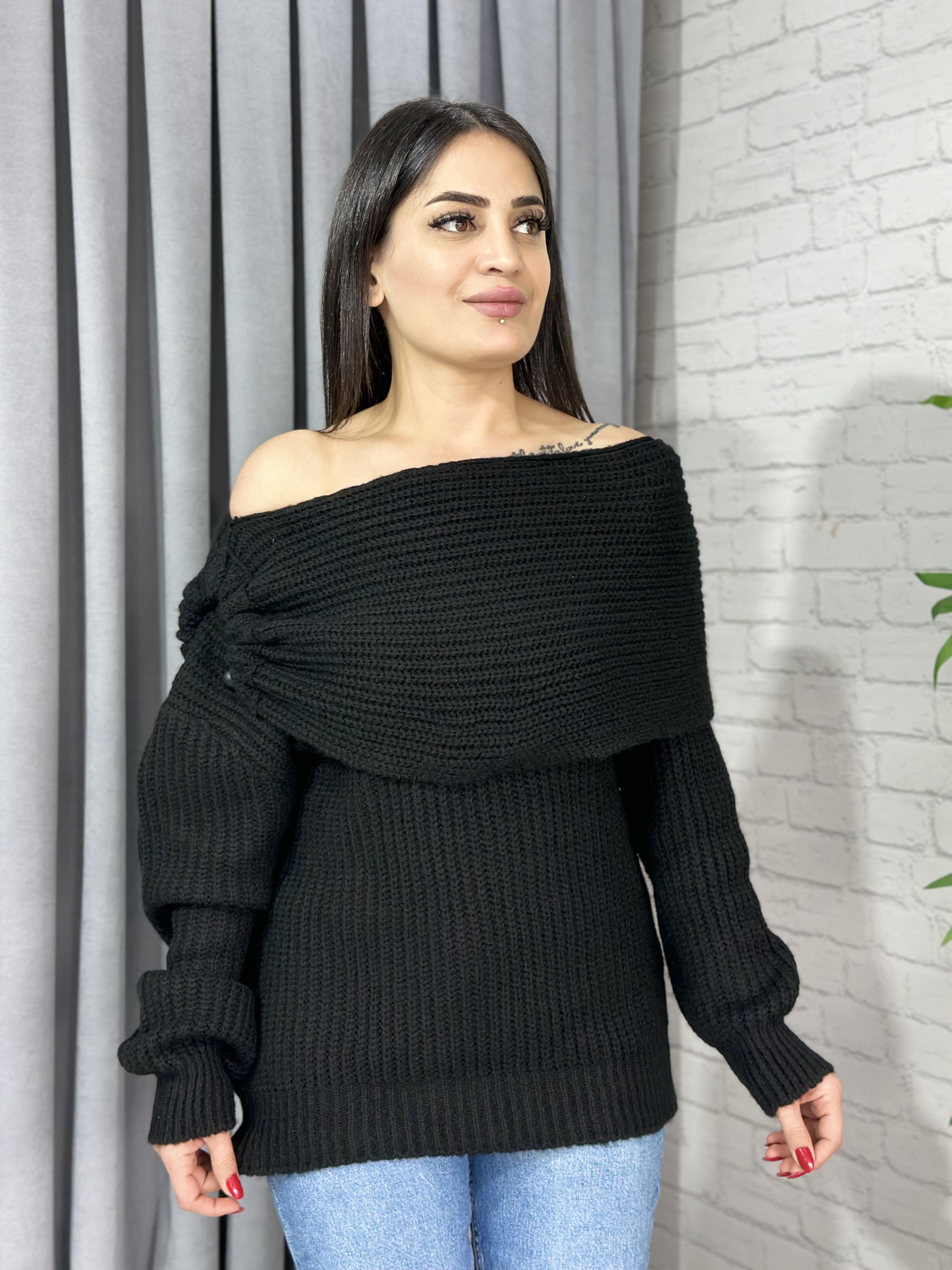 Siyah Tokalı Madonna Yaka Triko Kazak 