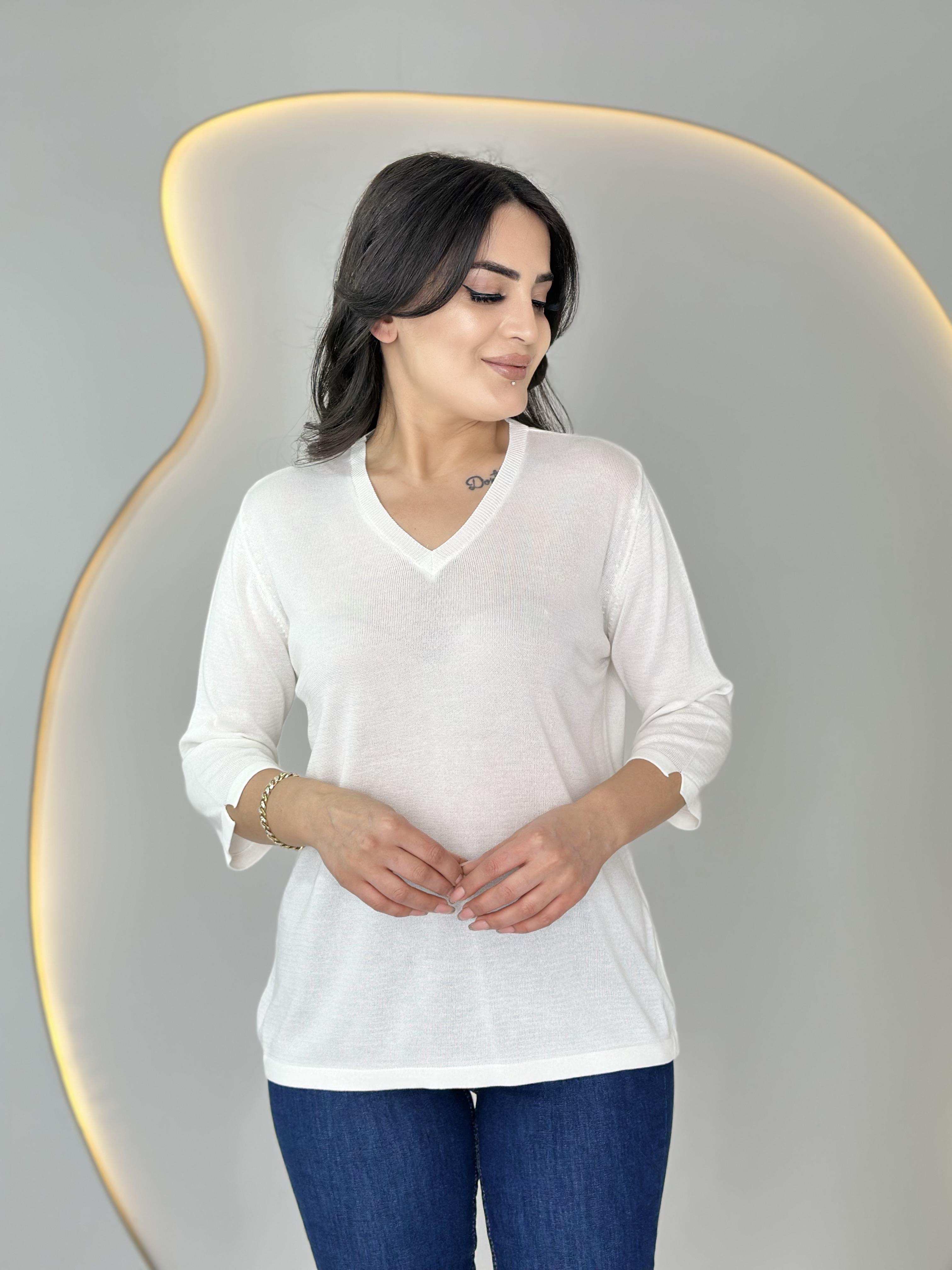 Vior Beyaz V Yaka Sim İşlemeli Triko Bluz D025