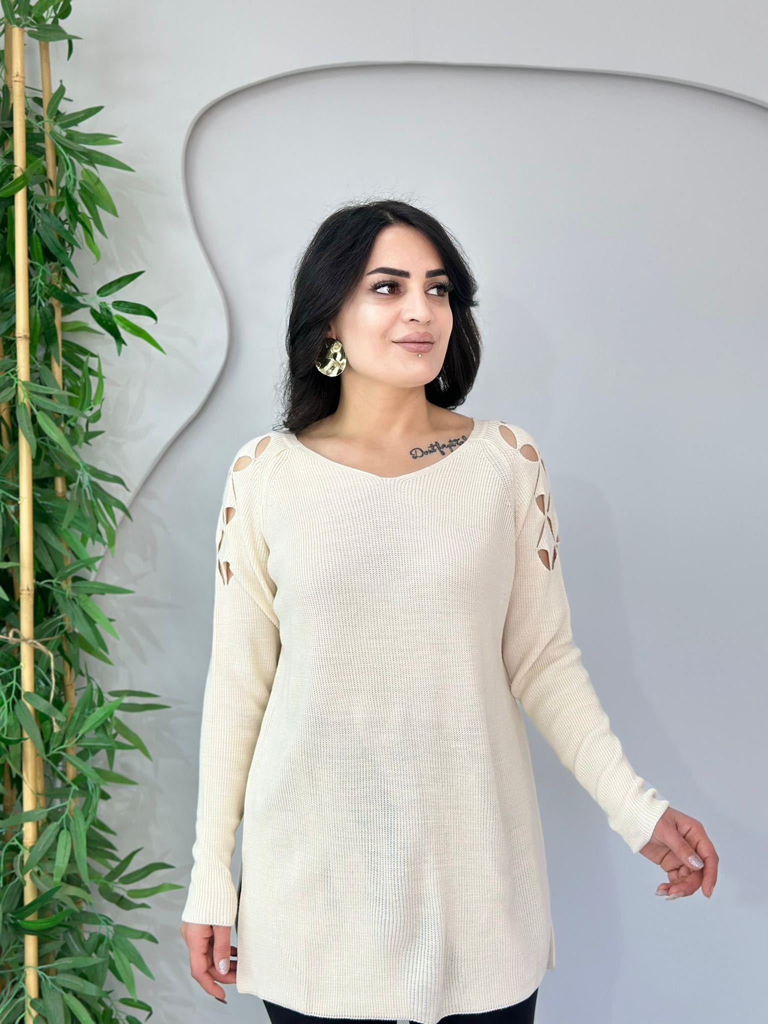 Viora Ekru V Yaka Omuzları Ajurlu Yanları Yırtmaçlı Triko Bluz A7412