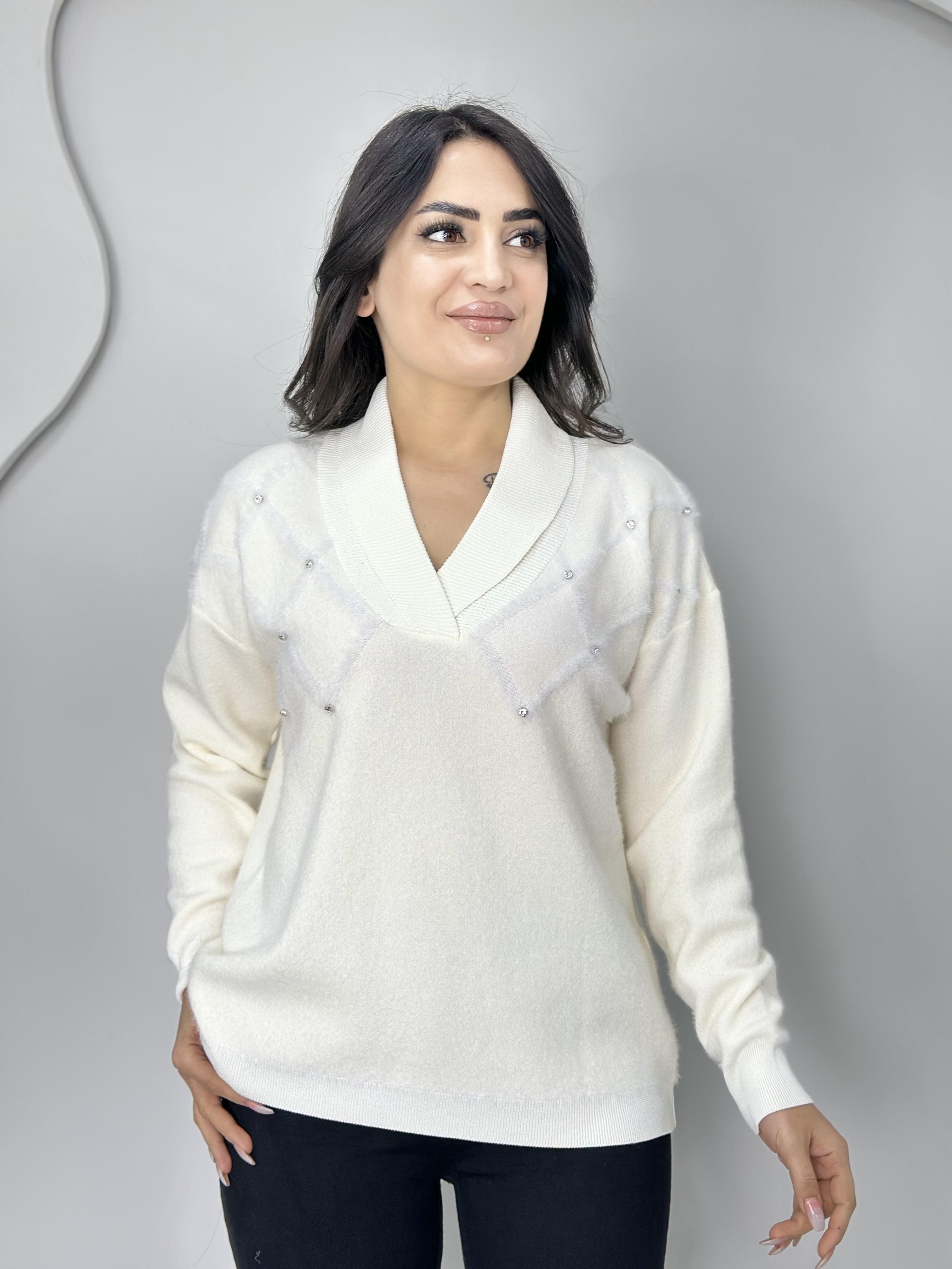Zera Beyaz V Yaka Taş Detaylı Sakallı Triko Kazak A5858