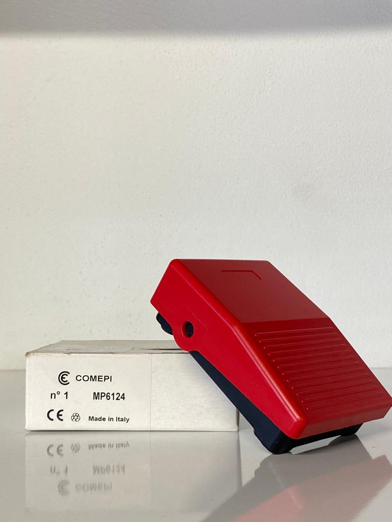 COMEPI KÜÇÜK AYAK PEDALI KIRMIZI Yaylı 1 Enversör kontak 6A 250V