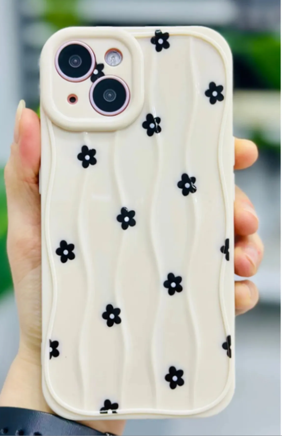  Iphone 13 ve 14 Uyumlu 3d Wavy Siyah Papatya Baskı Desenli Silikon Kılıf