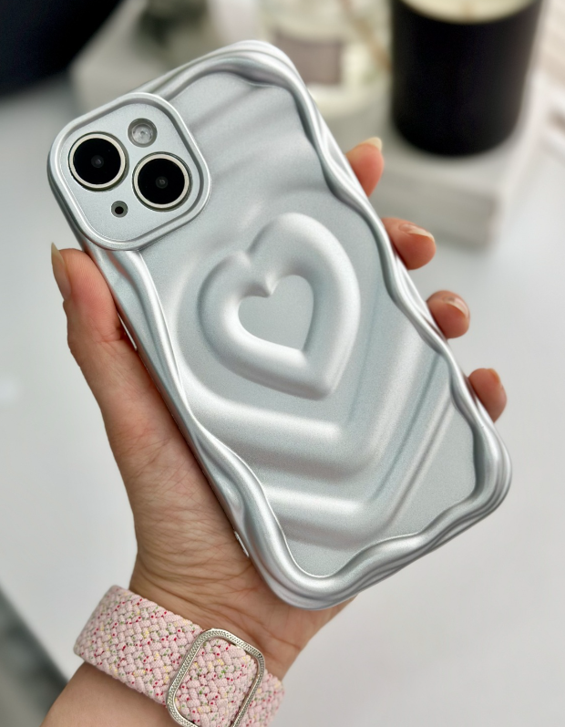 Apple Iphone 13 ve 14 Uyumlu 3D Mat Kabartma Kalp Desenli Kamera Korumalı Silikon Kılıf