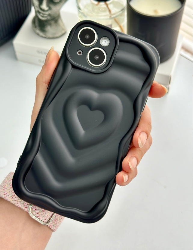  Apple Iphone 13 ve 14 Uyumlu 3D Mat Kabartma Kalp Desenli Kamera Korumalı Silikon Kılıf