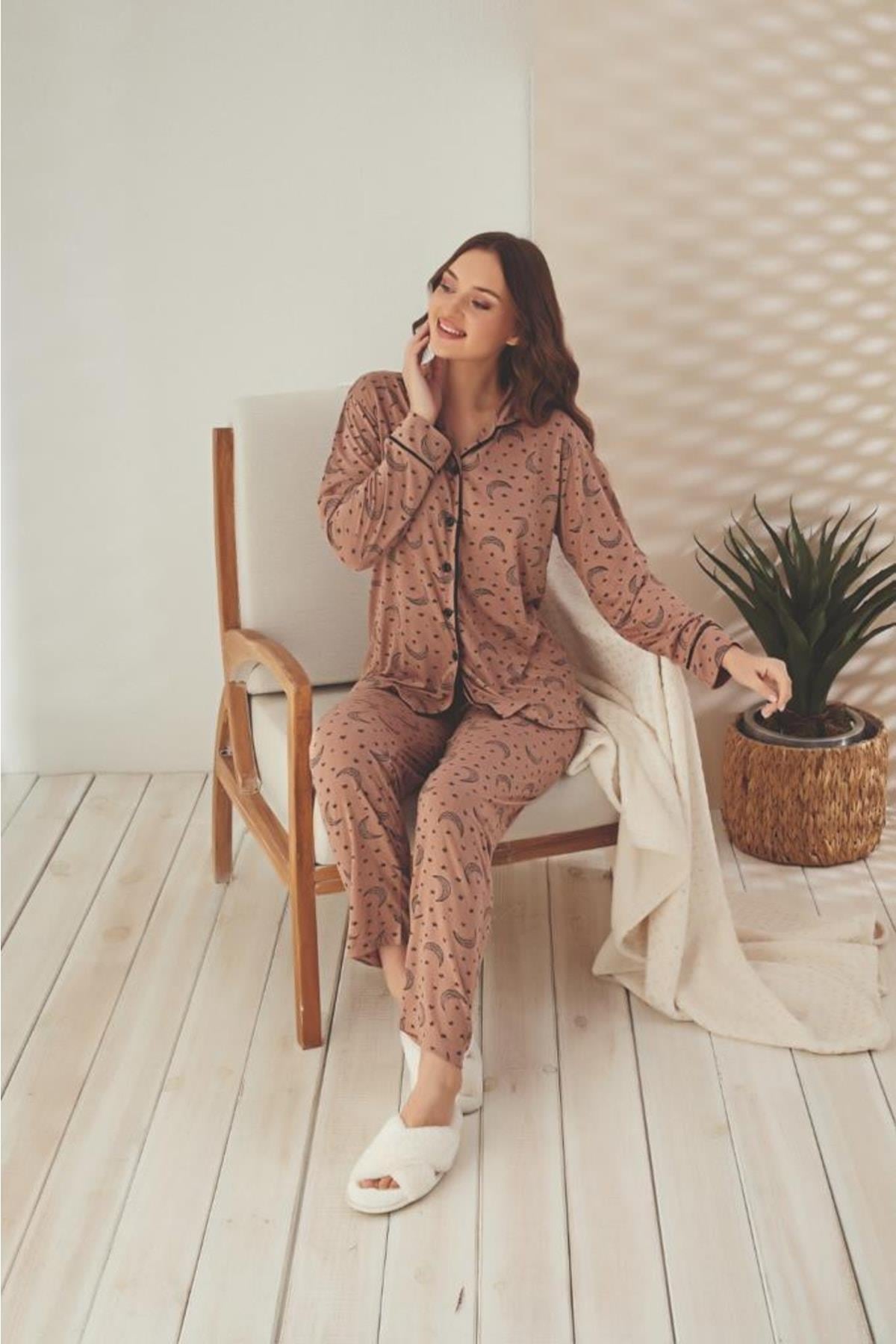 Kahverengi Ay Yıldız Desenli Önden Düğmeli Uzun Paça Pantolon Pijama Takımı
