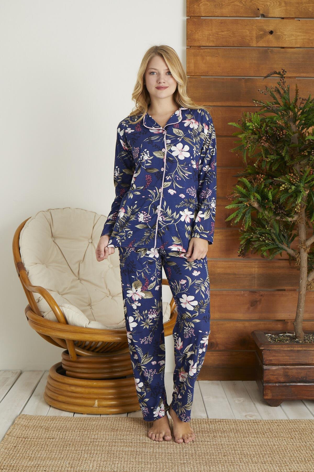 Lacivert Renginde Önden Düğmeli Pembe Çiçek Desenli Pijama Takımı
