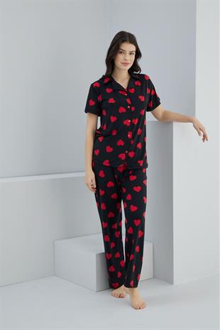 Siyah Renginde Önden Düğmeli Kısa Kollu  Kırmızı Kalp Desenli Pijama Takımı