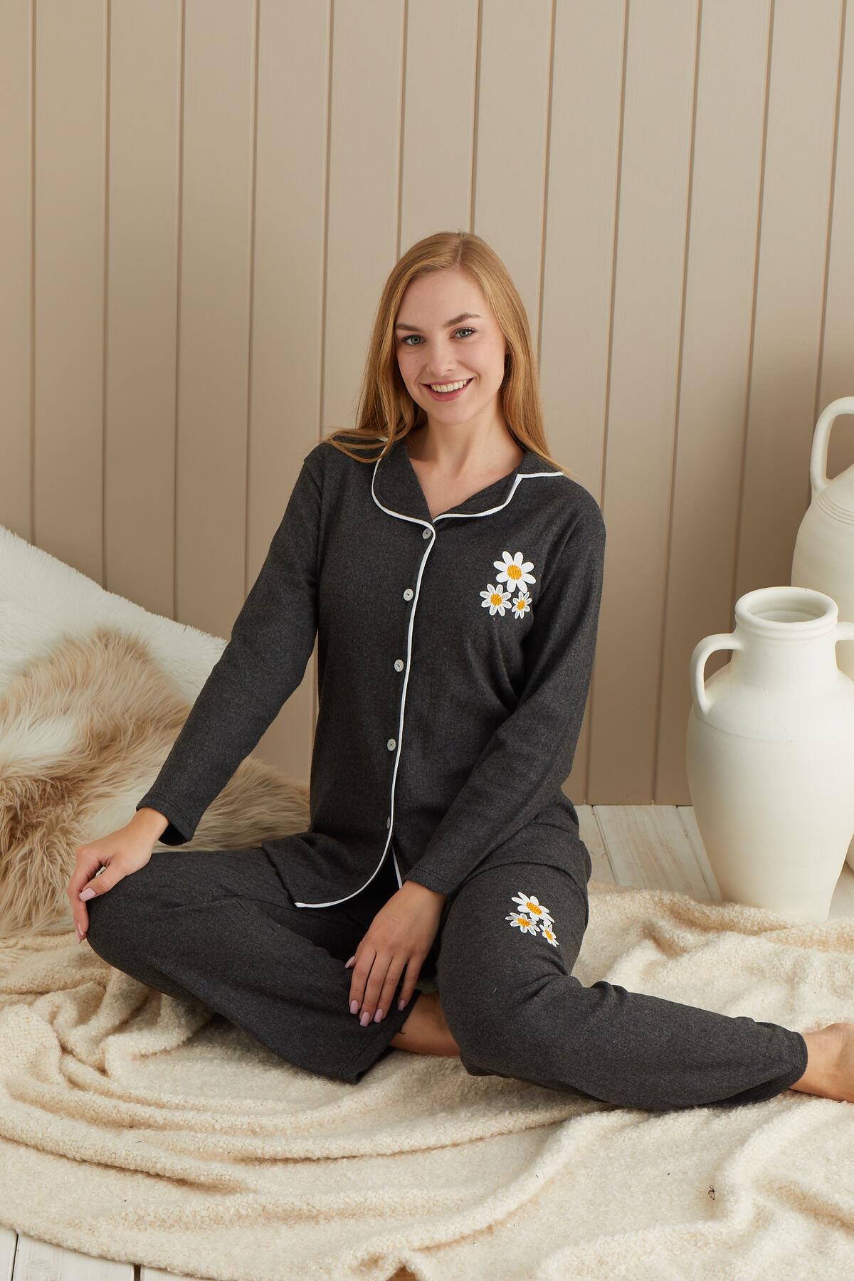 Antrasit Renginde Papatya Patch Nakışlı Uzun Kollu Önden Düğmeli Pijama Takımı