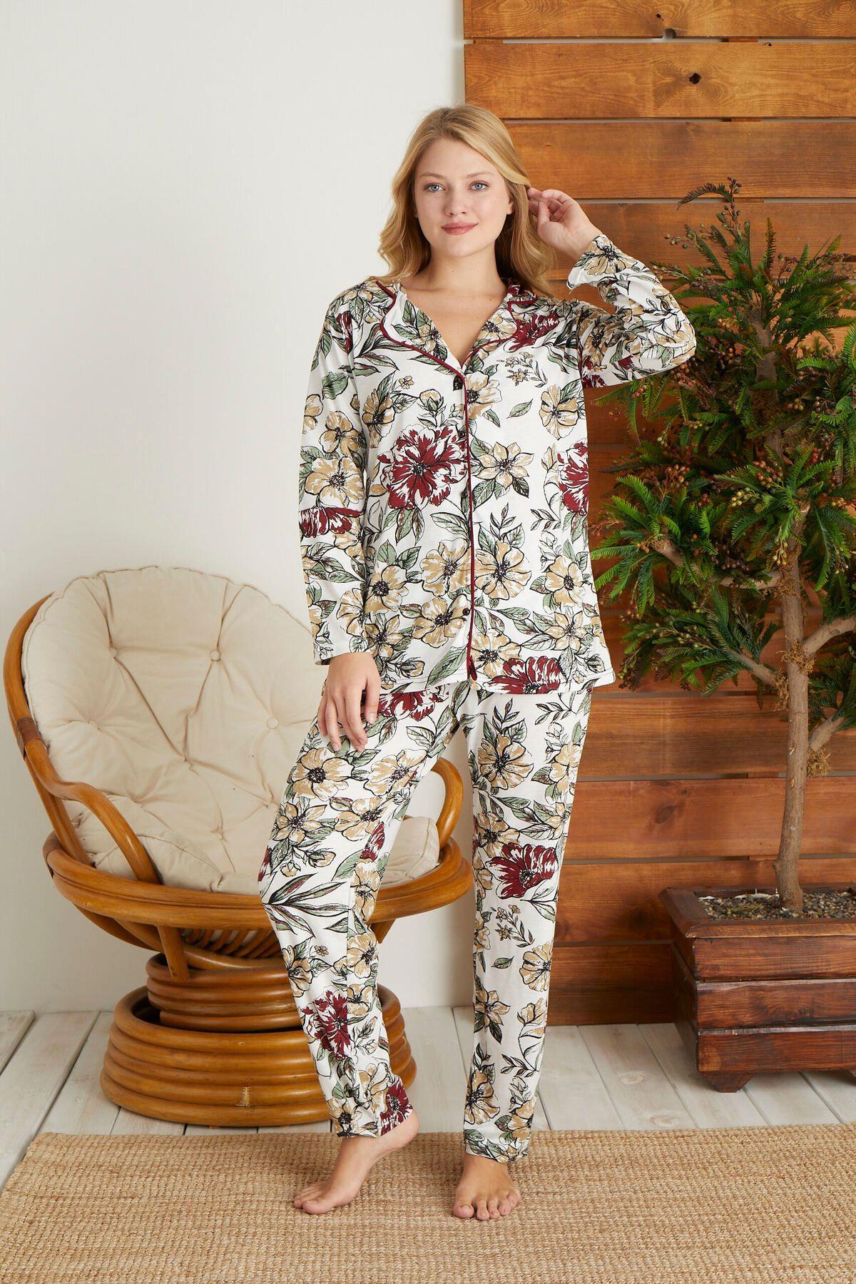 Beyaz Renginde Önden Düğmeli Krem Çiçek Desenli Pijama Takımı