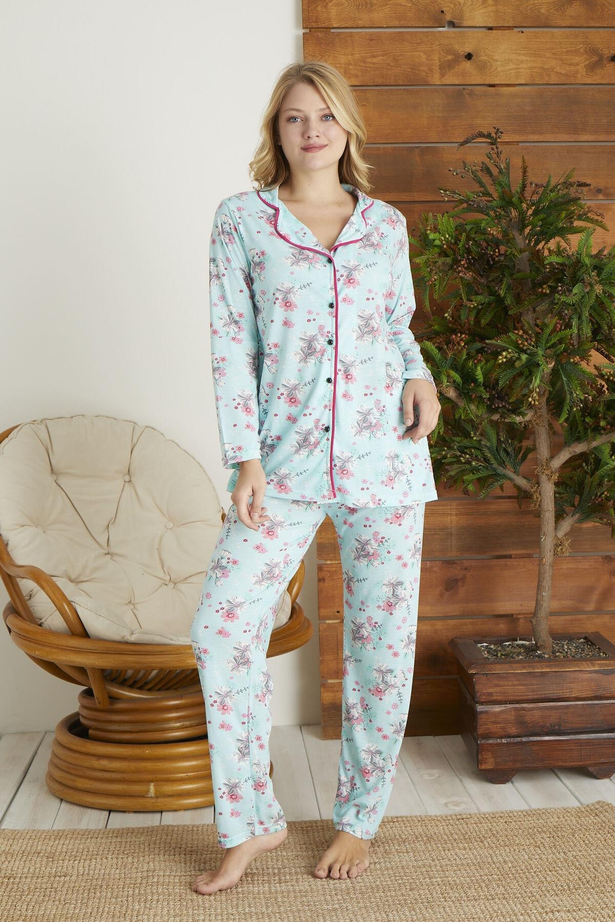 Canlı Mavi Renginde Önden Düğmeli Kırmızı Çiçek Desenli Pijama Takımı