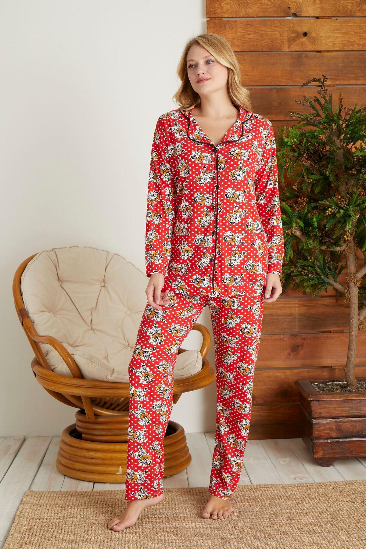 Kırmızı Renginde Önden Düğmeli Çiçek Desenli Pijama Takımı