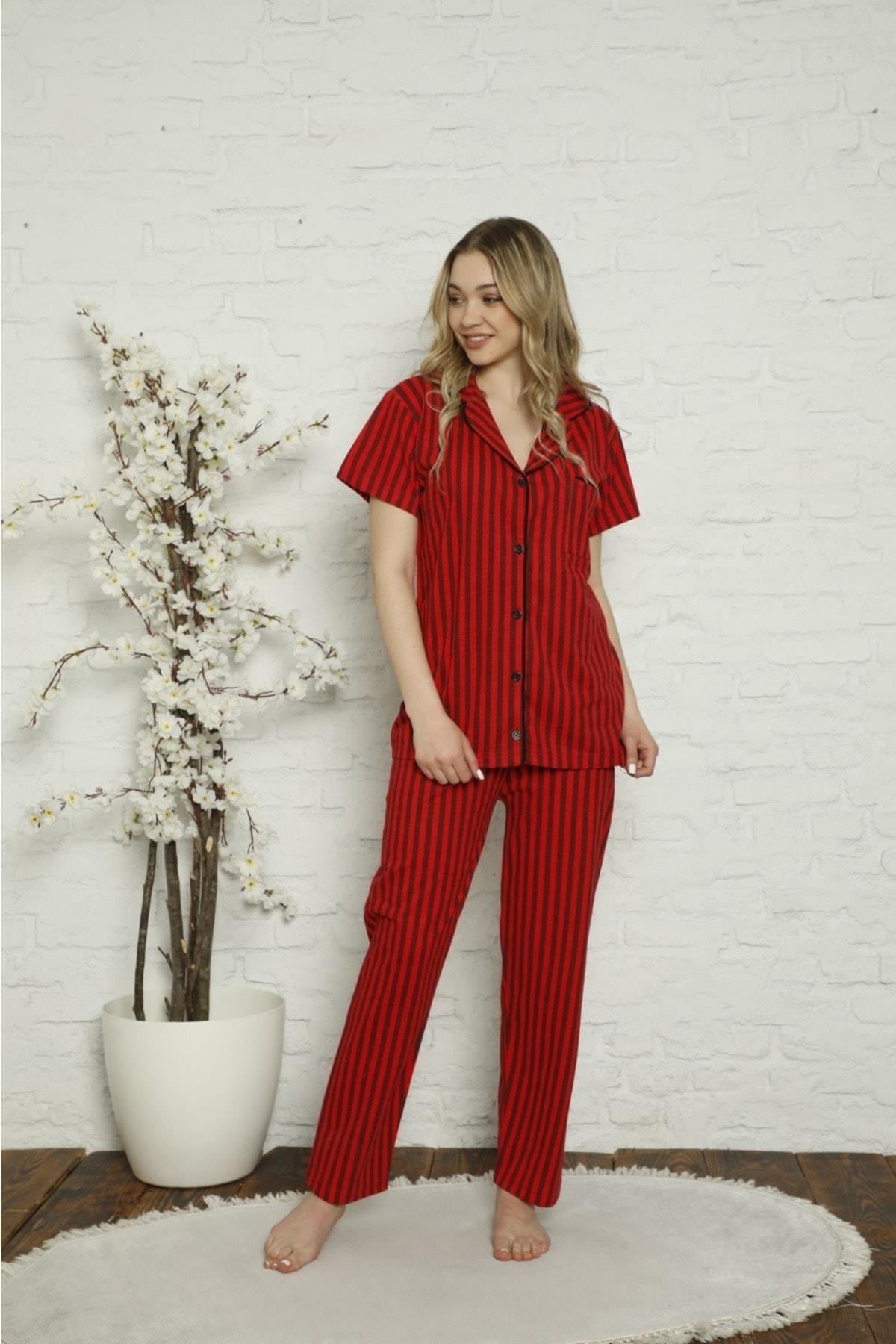 Kırmızı Renginde Önden Düğmeli Çizgili Pijama Takımı