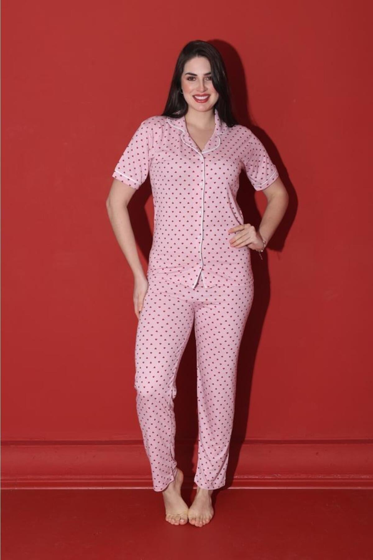 Pembe Renginde Önden Düğmeli Kısa Kollu Kalp Baskılı Pijama Takımı