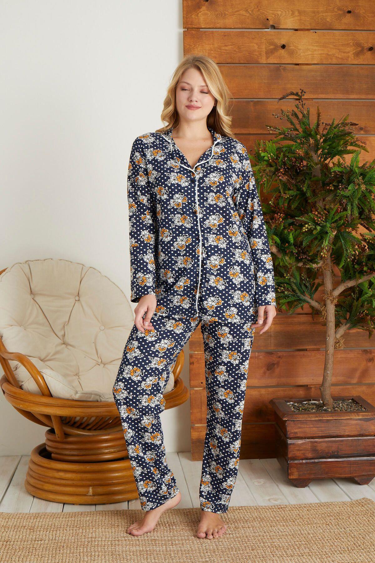Siyah Renginde Önden Düğmeli Çiçek Desenli Pijama Takımı