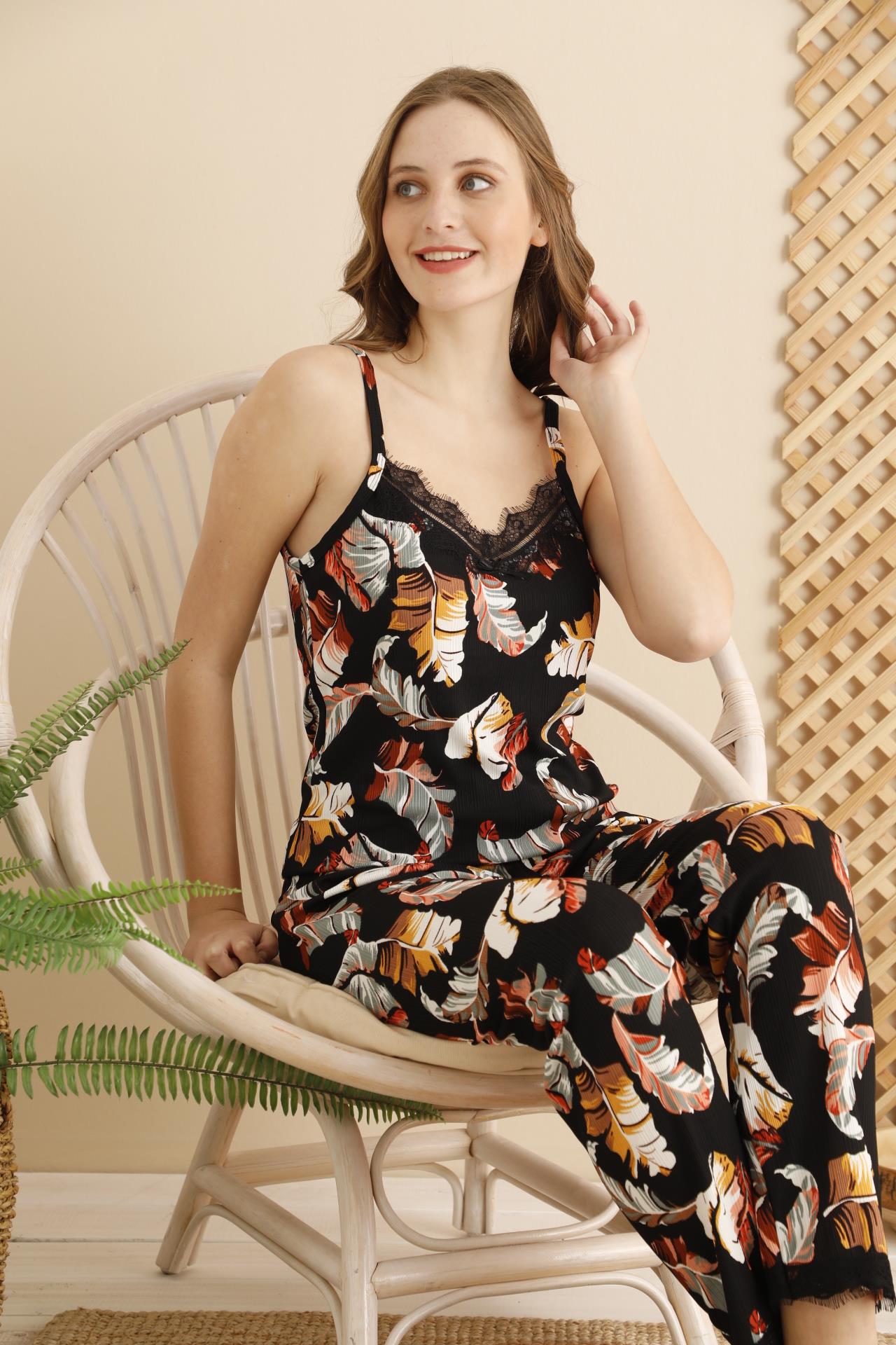 Siyah Yaprak Desenli Ip Askılı Pijama Takımı