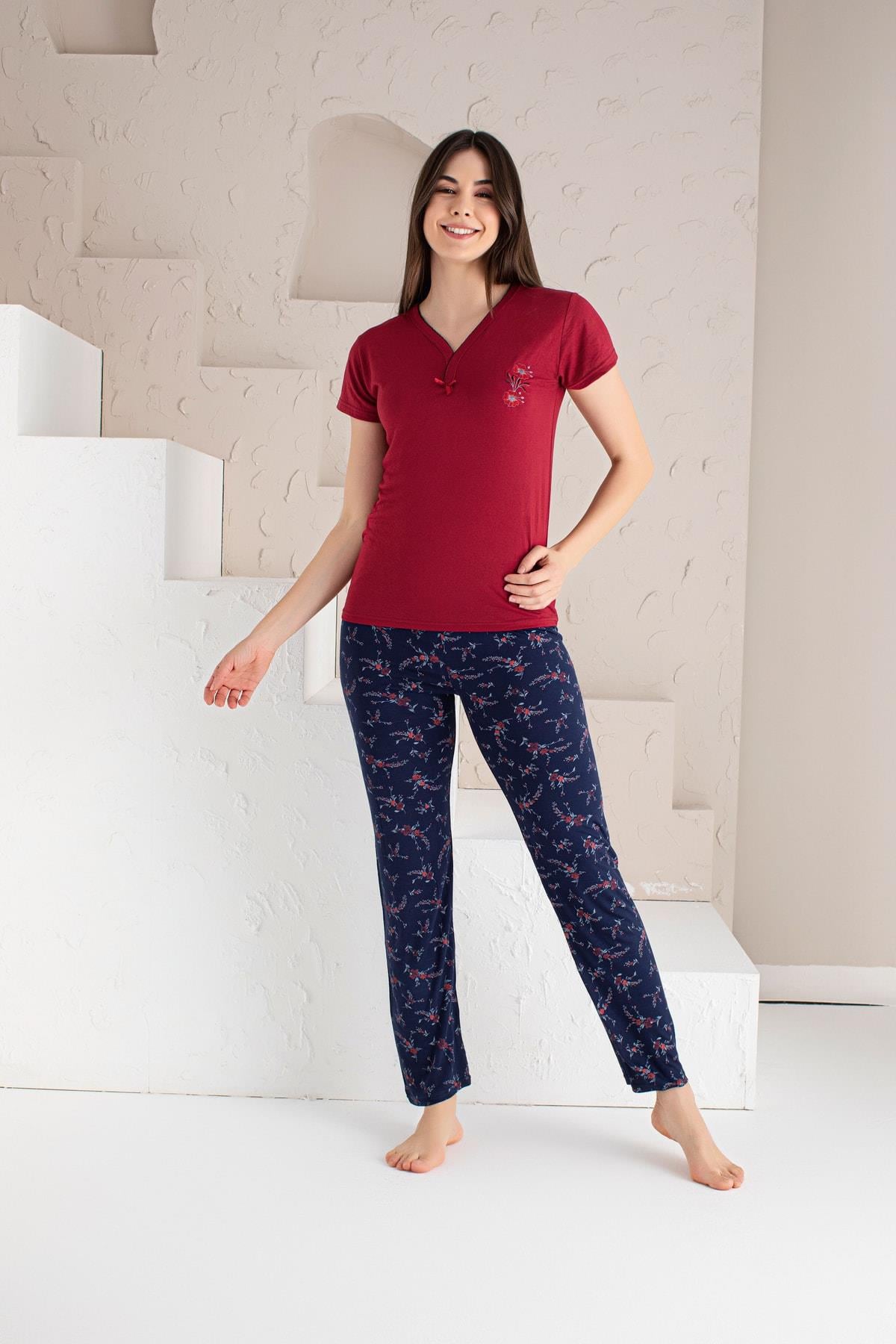 Üstü Kırmızı Altı Çiçek Desenli Pijama Takımı