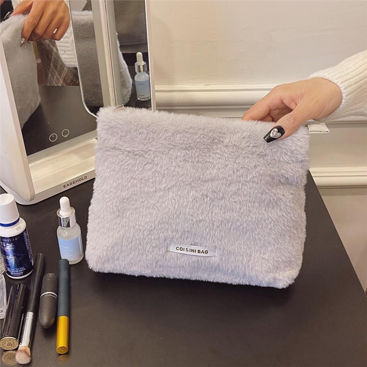 Peluş Makyaj ve Kozmetik Eşya Taşıma Çantası Geniş Hacimli Çanta Organizer