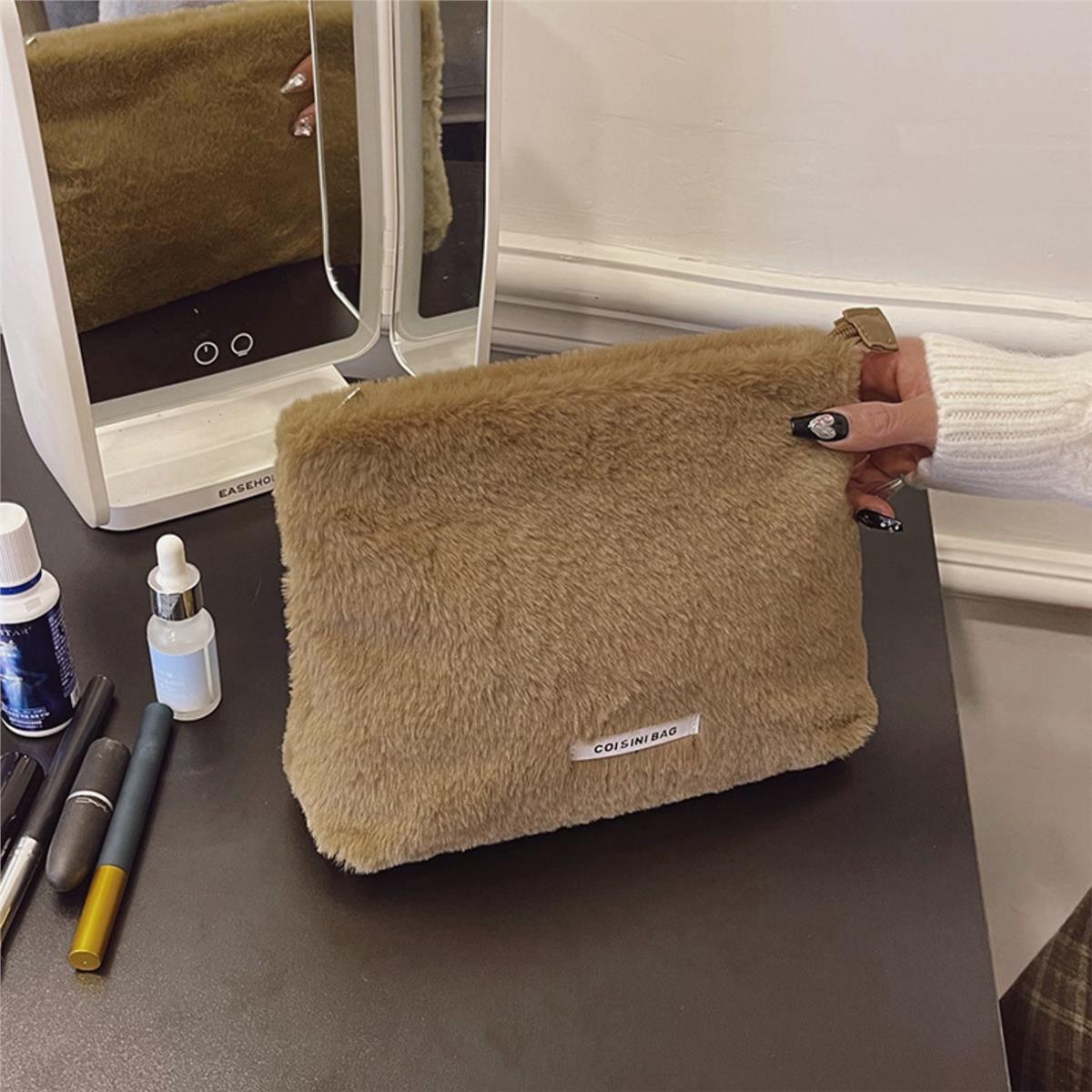 Peluş Makyaj ve Kozmetik Eşya Taşıma Çantası Geniş Hacimli Çanta Organizer