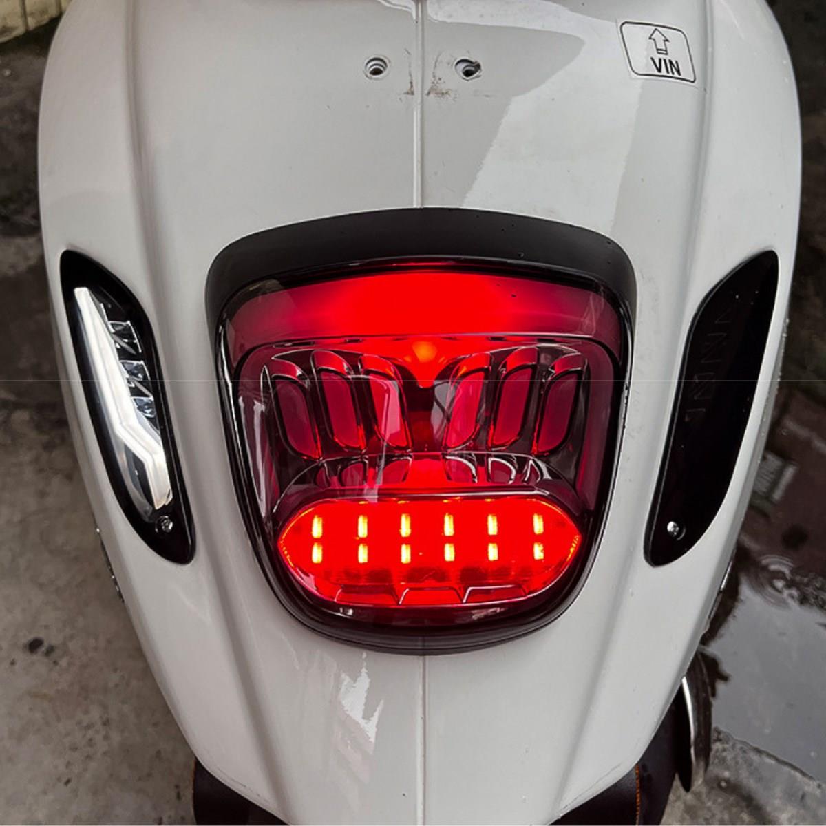 Vespa Sprint ve Primavera 150 Uyumlu LED Stop Far Şık Tasarım Kolay Montaj Yüksek Görünürlük