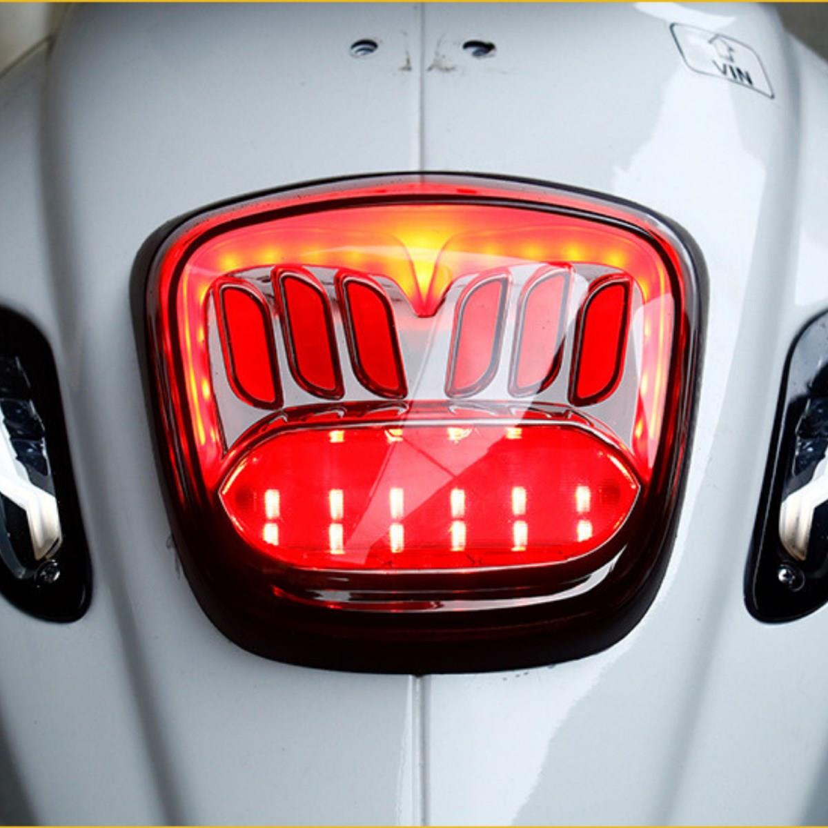 Vespa Sprint ve Primavera 150 Uyumlu LED Stop Far Şık Tasarım Kolay Montaj Yüksek Görünürlük