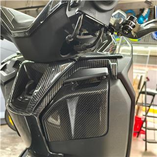 Yamaha NMAX 2025 Sağ Torpido Göz Kapağı Karbon Desen