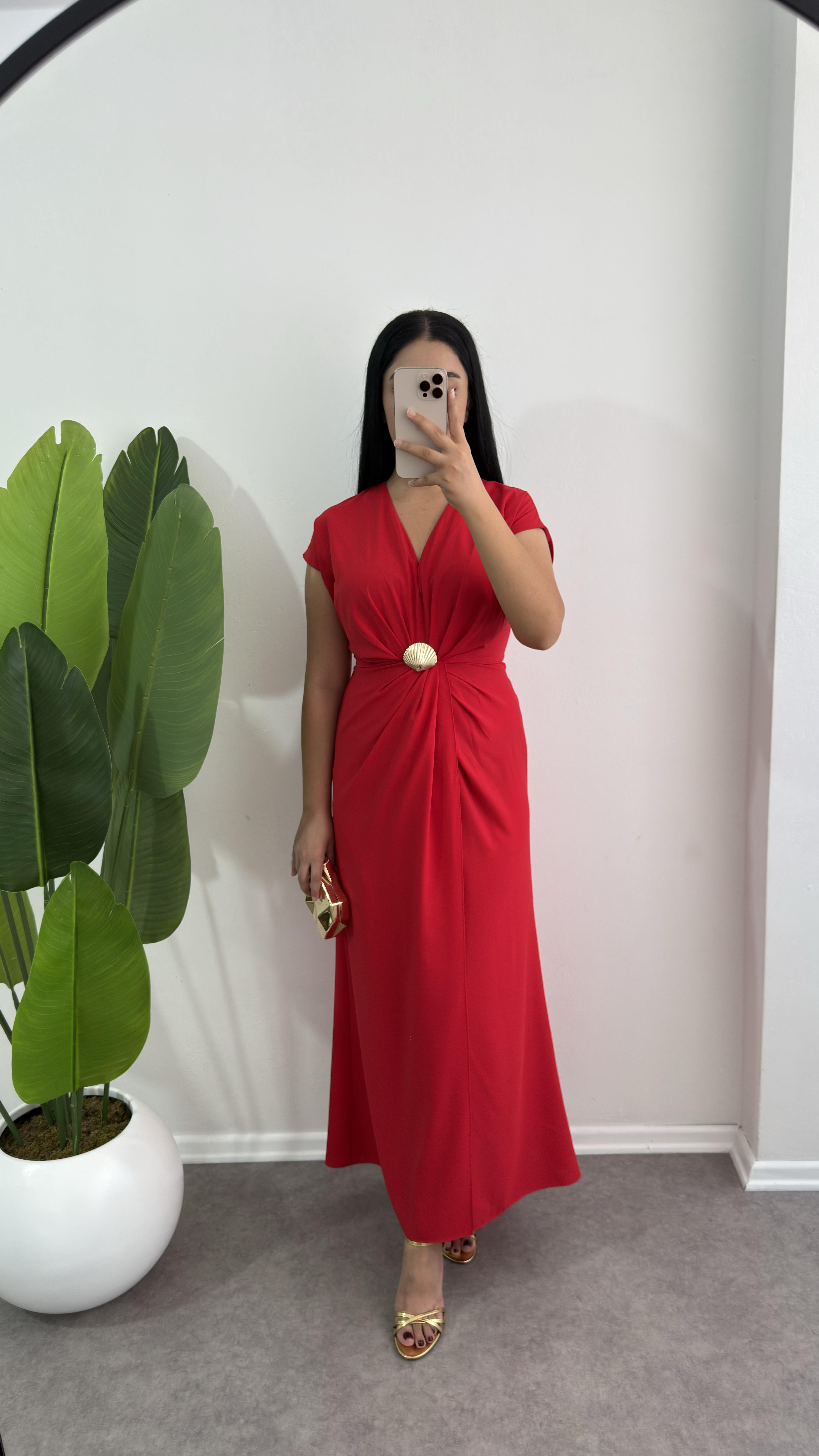 Deniz Kabuğu Broşlu Kırmızı Elbise