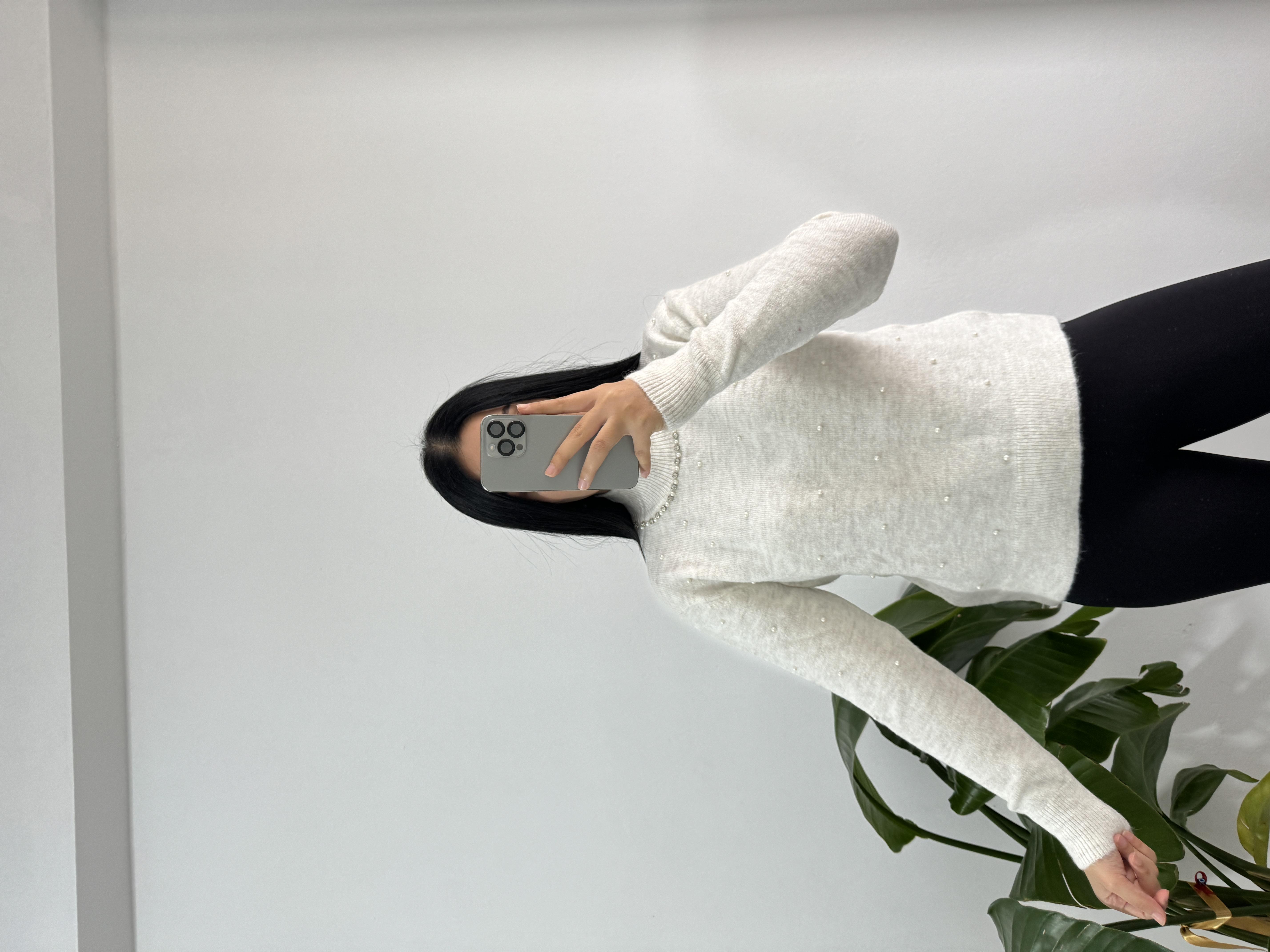 Dik yaka taşlı ekru triko