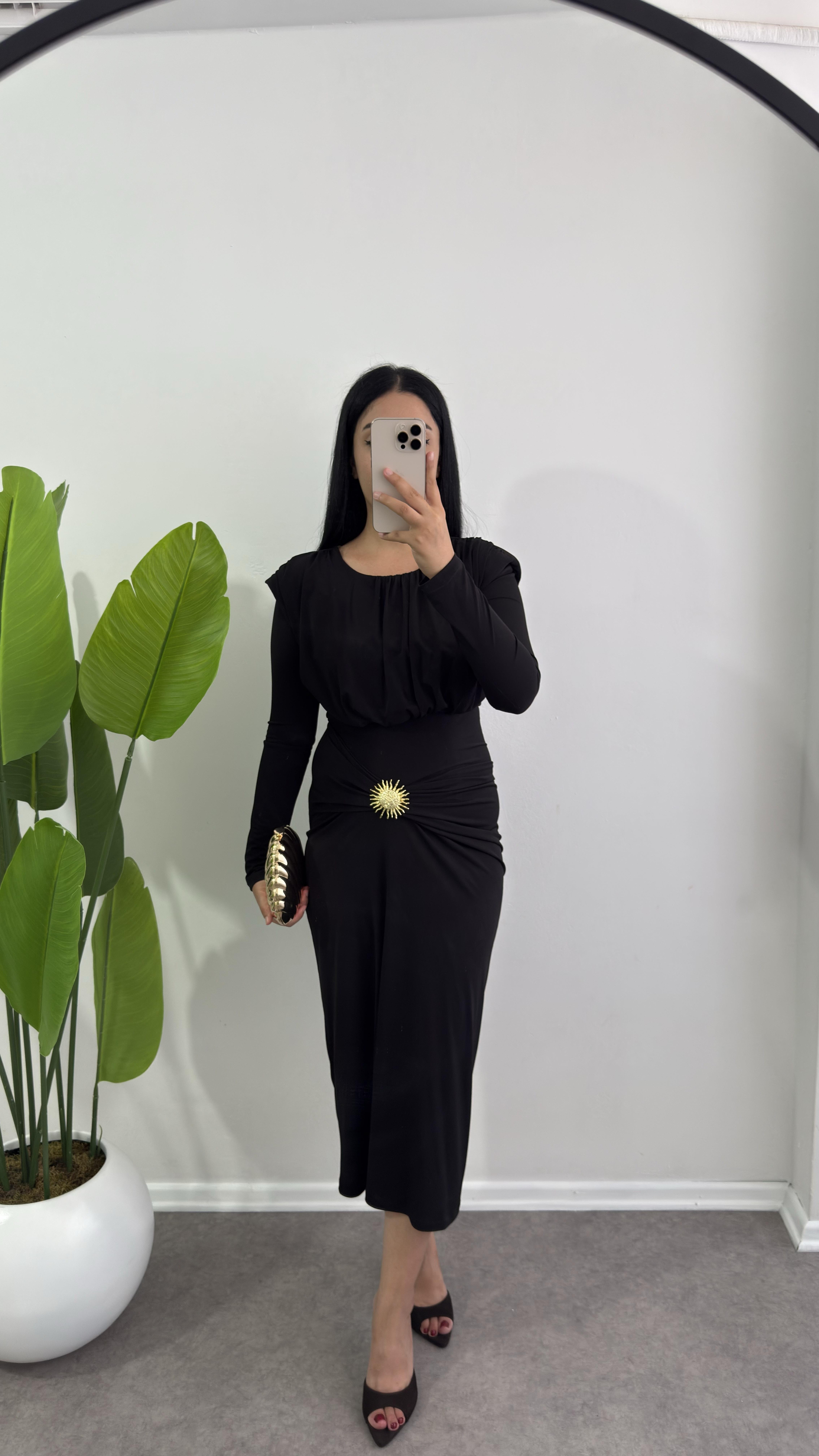 Güneş Broşlu Siyah Sendy Elbise