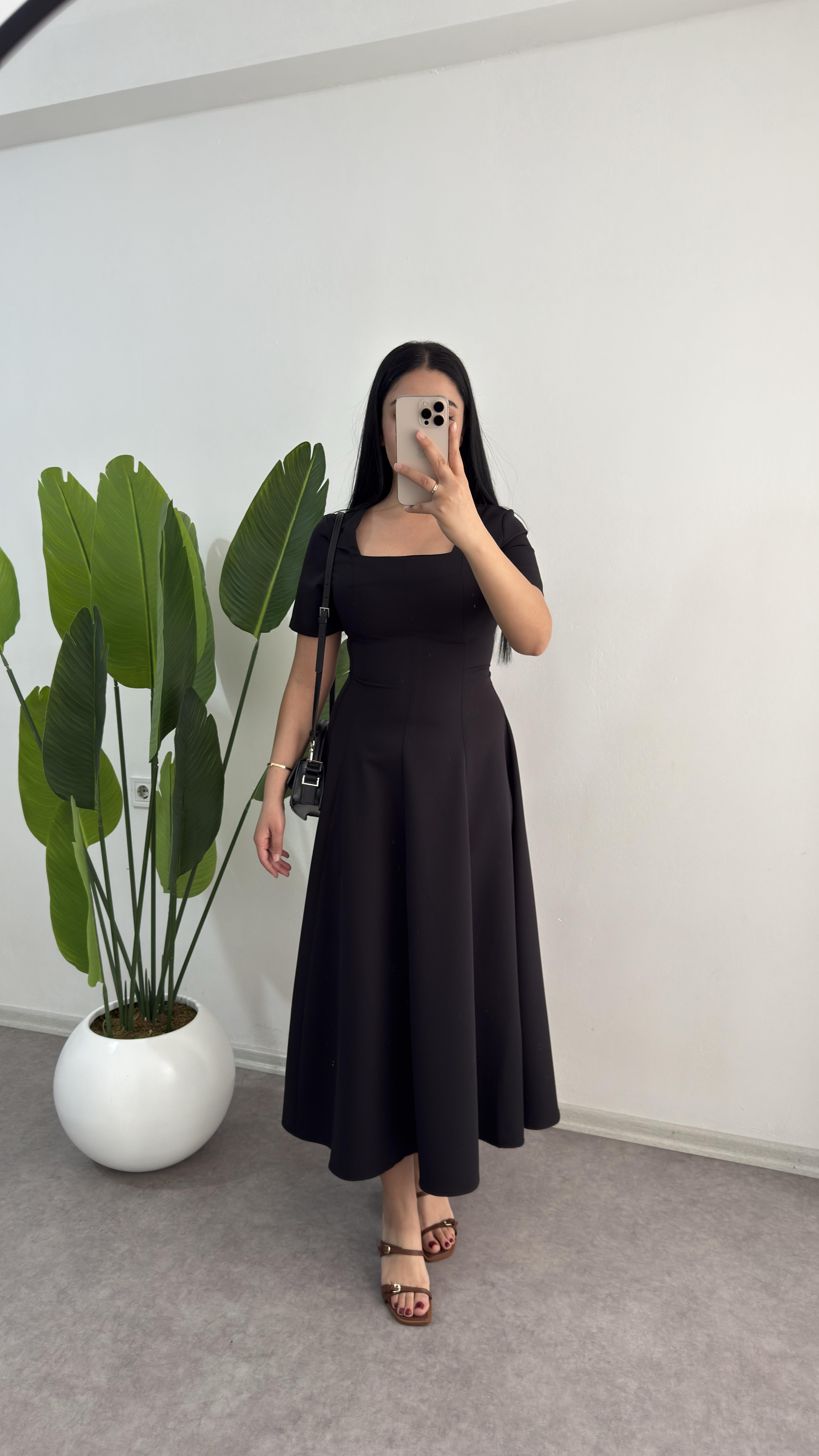 Kare Yaka Siyah Elbise