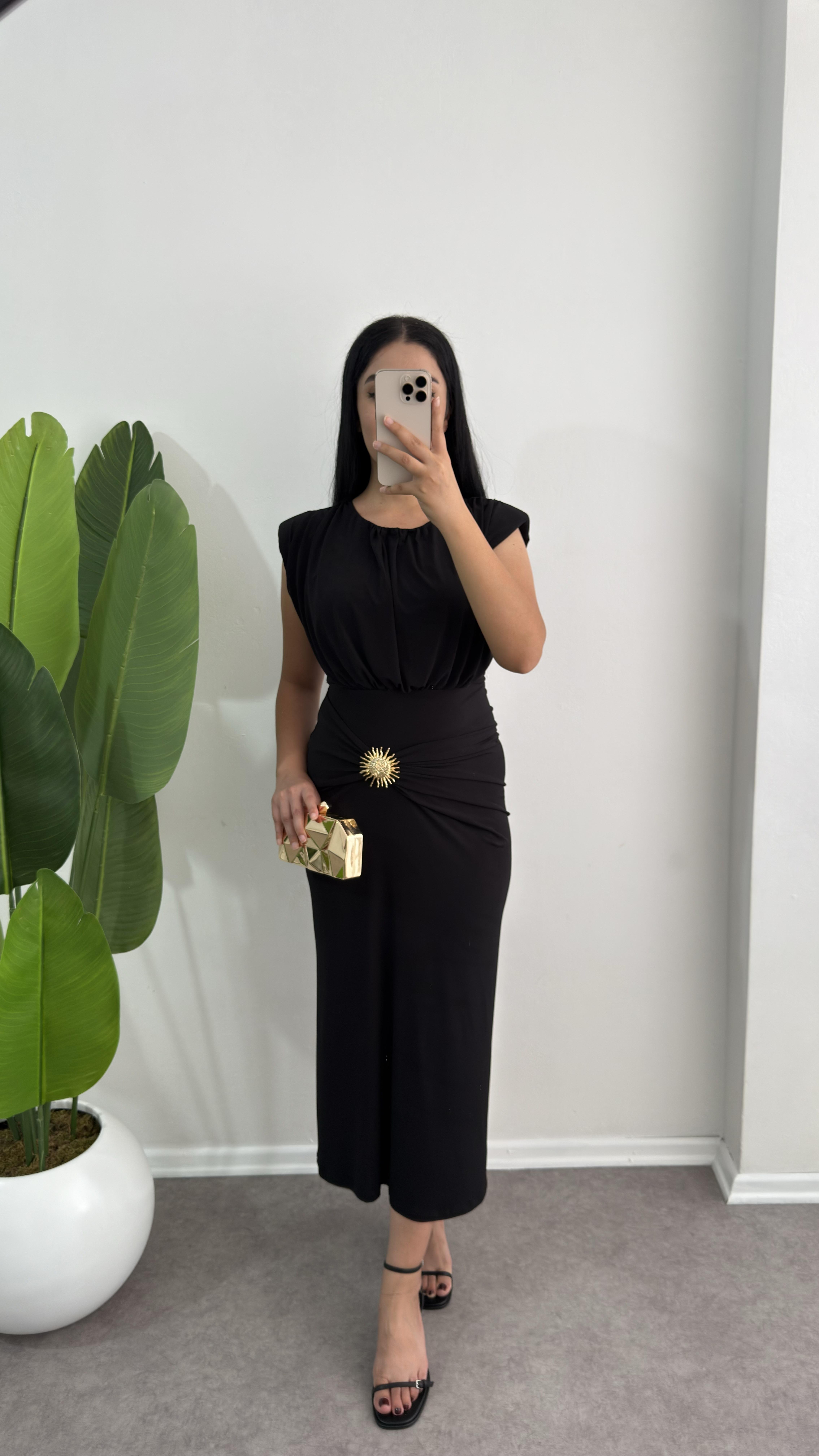 Sendy Kumaş Güneş Broşlu Siyah Elbise